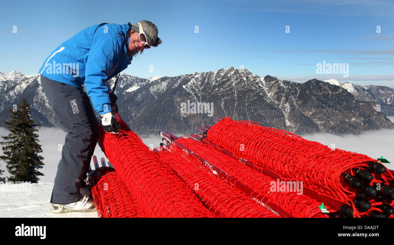 SIV Goessner trägt Material über die Kandahar-Abfahrt in Garmisch-Partenkirchen, Deutschland, 2. Februar 2011. Der 46 Jahre alte Frau ist einer der 1,250 freiwillige Helfer von der FIS Alpinen Ski Weltmeisterschaften. Foto: Karl-Josef Hildenbrand Stockfoto