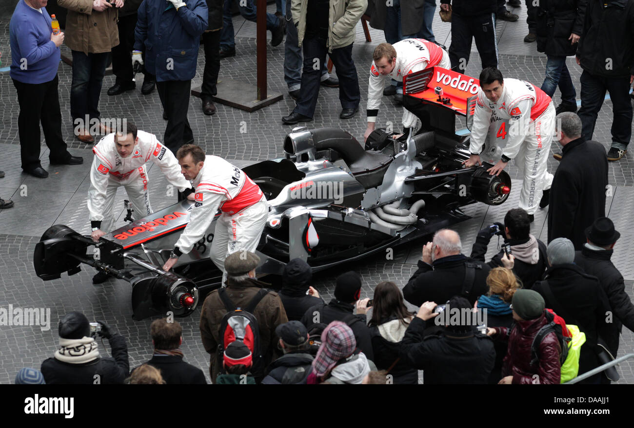 McLaren enthüllt den neuen MP4-26 in Berlin, Deutschland, 4. Februar 2011. Das McLaren Formel1 Team startete sein Auto für die Saison 2011 bei einer Präsentation. Die neuen MP4-26, die wie seine letzten Vorgänger einen Mercedes-Motor trägt, seinen ersten Lauf beim zweiten Vorsaison-Test in Jerez, Spanien nächste Woche erhalten. McLaren ist der letzte der führenden Teams präsentieren ihre Autos für die Stockfoto
