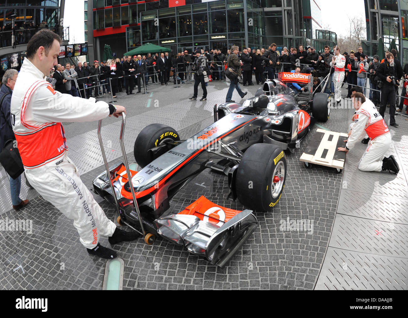 McLaren enthüllt den neuen MP4-26 in Berlin, Deutschland, 4. Februar 2011. Das McLaren Formel1 Team startete sein Auto für die Saison 2011 bei einer Präsentation. Die neuen MP4-26, die wie seine letzten Vorgänger einen Mercedes-Motor trägt, seinen ersten Lauf beim zweiten Vorsaison-Test in Jerez, Spanien nächste Woche erhalten. McLaren ist der letzte der führenden Teams präsentieren ihre Autos für die Stockfoto