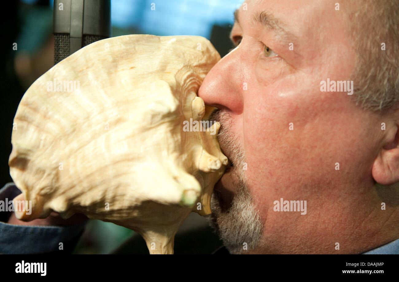 Der Sieger Andreas Toepfer führt bei der deutschen Hirsch Paarung Anruf Meisterschaften während der jagen und Fischen Messe Jagd Und Hund in Dortmund, Deutschland, 4. Februar 2011. Zum ersten Paarung Mal nahm ein Frauen Teil bei der 13. jährlichen deutschen Meisterschaften, wo versuchen Jäger, Hirsche ins freie locken, indem man den Hirsch Anruf. Foto: BERND THISSEN Stockfoto