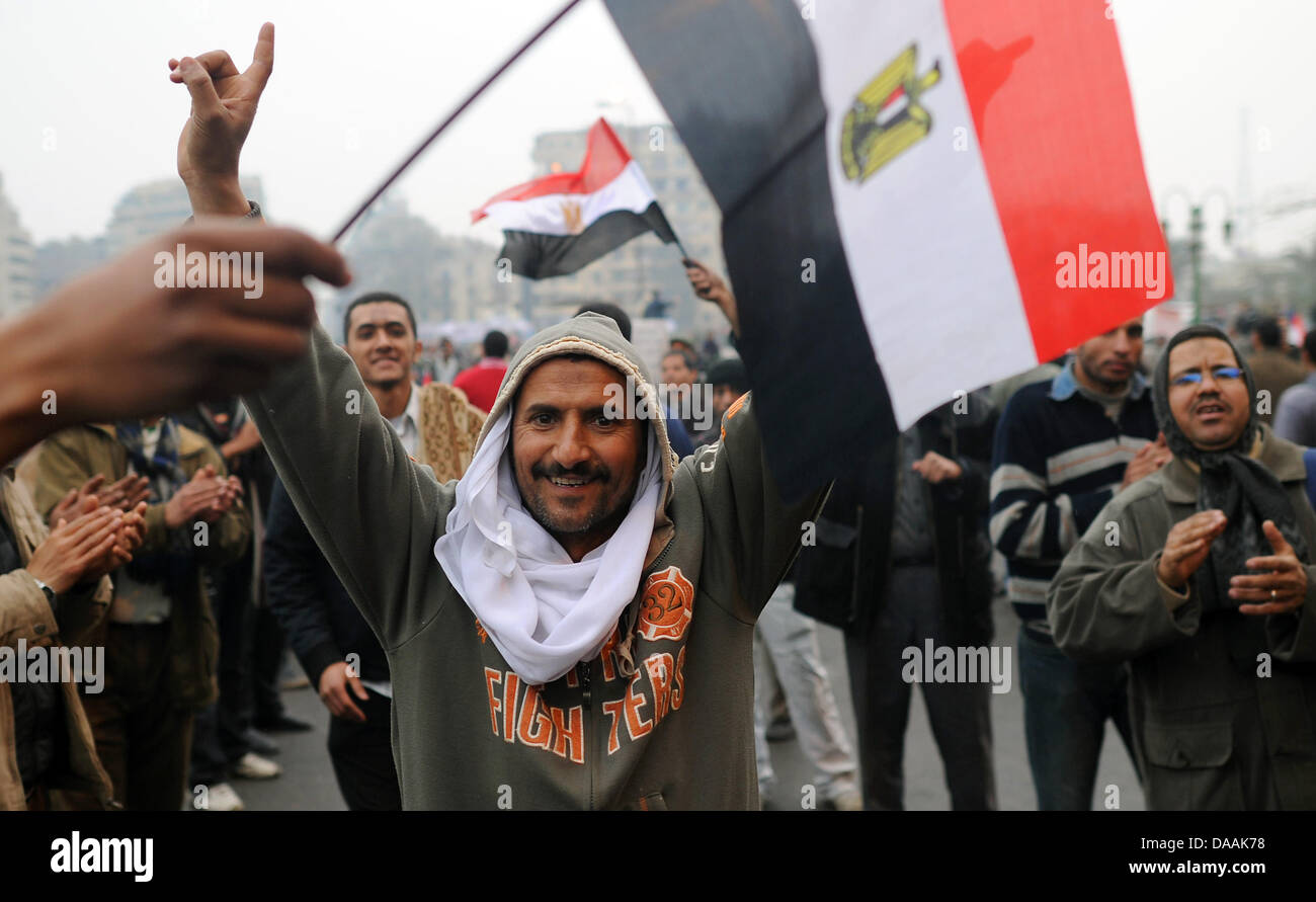 Ägyptische Demonstranten zeigen auf dem Tahrirplatz in Kairo, Ägypten, am 5. Februar 2011. Proteste gegen die Regierung trat ihre 12. Tag in Ägypten, als Lösungen Glühwein wird, wurden um eine Machtverschiebung herbeizuführen, um politischen Lähmung des Landes zu beenden. Foto: Hannibal dpa Stockfoto