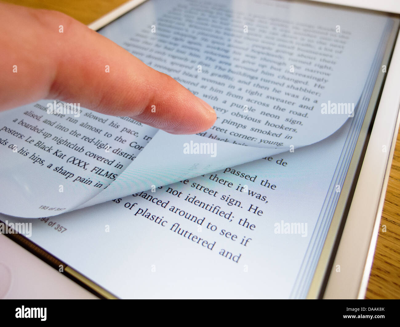 Detail des iPad Mini-Bildschirm zeigt iBooks Ebook-Reader mit Seite drehen Stockfoto