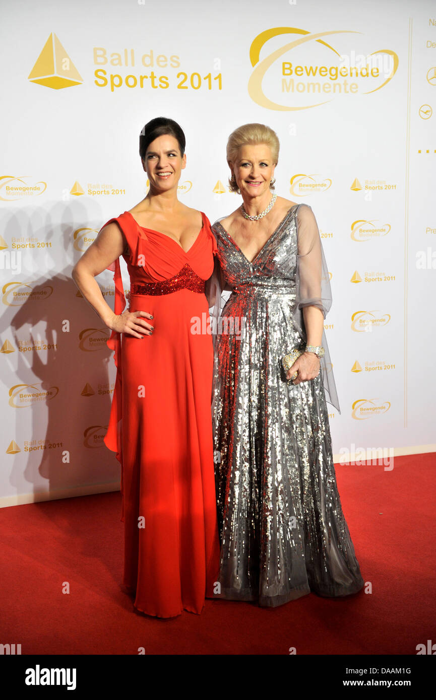 Im Ruhestand Eiskunstläuferinnen Katarina Witt (L) und Marika Kilius