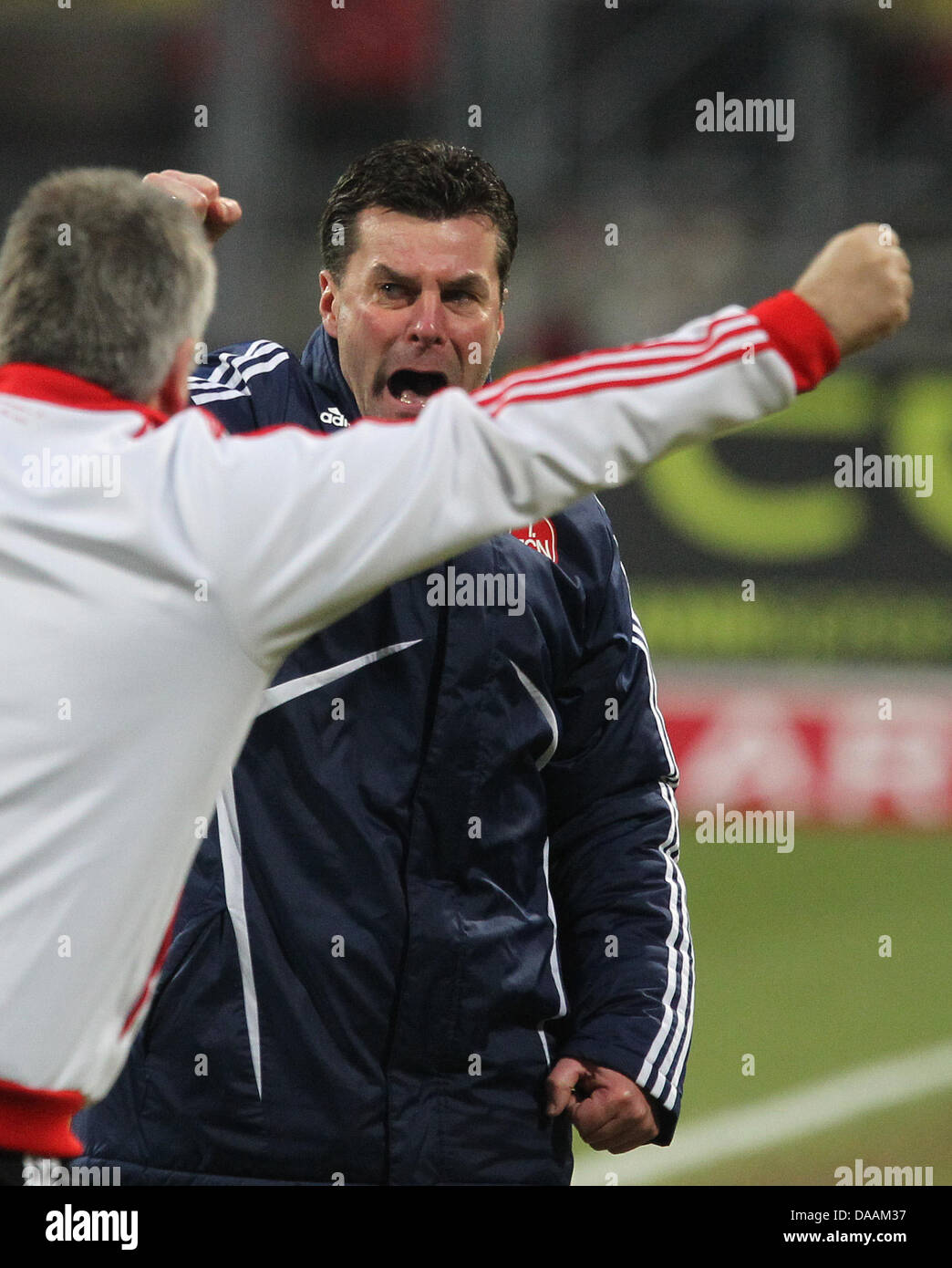 Nürnbergs Head, die Coach Dieter Hecking (R) feiert, nachdem seine Mannschaft die Bundesliga-Fußball gewann-match zwischen 1. FC Nürnberg und Bayer 04 Leverkusen im EasyCredit Stadion in Nürnberg, 5. Februar 2011. Nürnberg gewann das Spiel 1: 0. Foto: Daniel Karmann Stockfoto