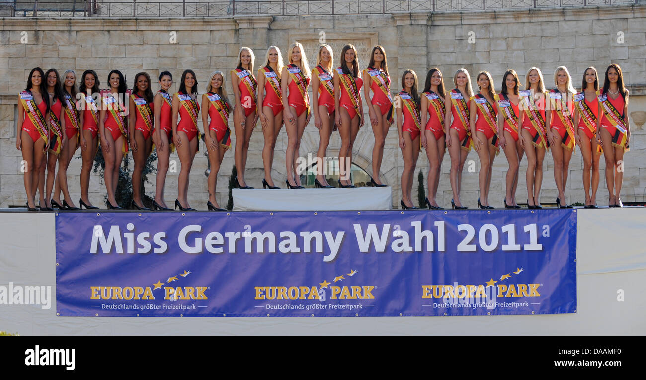 Die Kandidaten für den Titel der Miss Germany 2011 stellen während einer Pressekonferenz im Europapark in Rust, Deutschland, 7 Februar 2011. Miss Germany wird am 12. Februar 2011 gewählt. Foto: Patrick Seeger Stockfoto