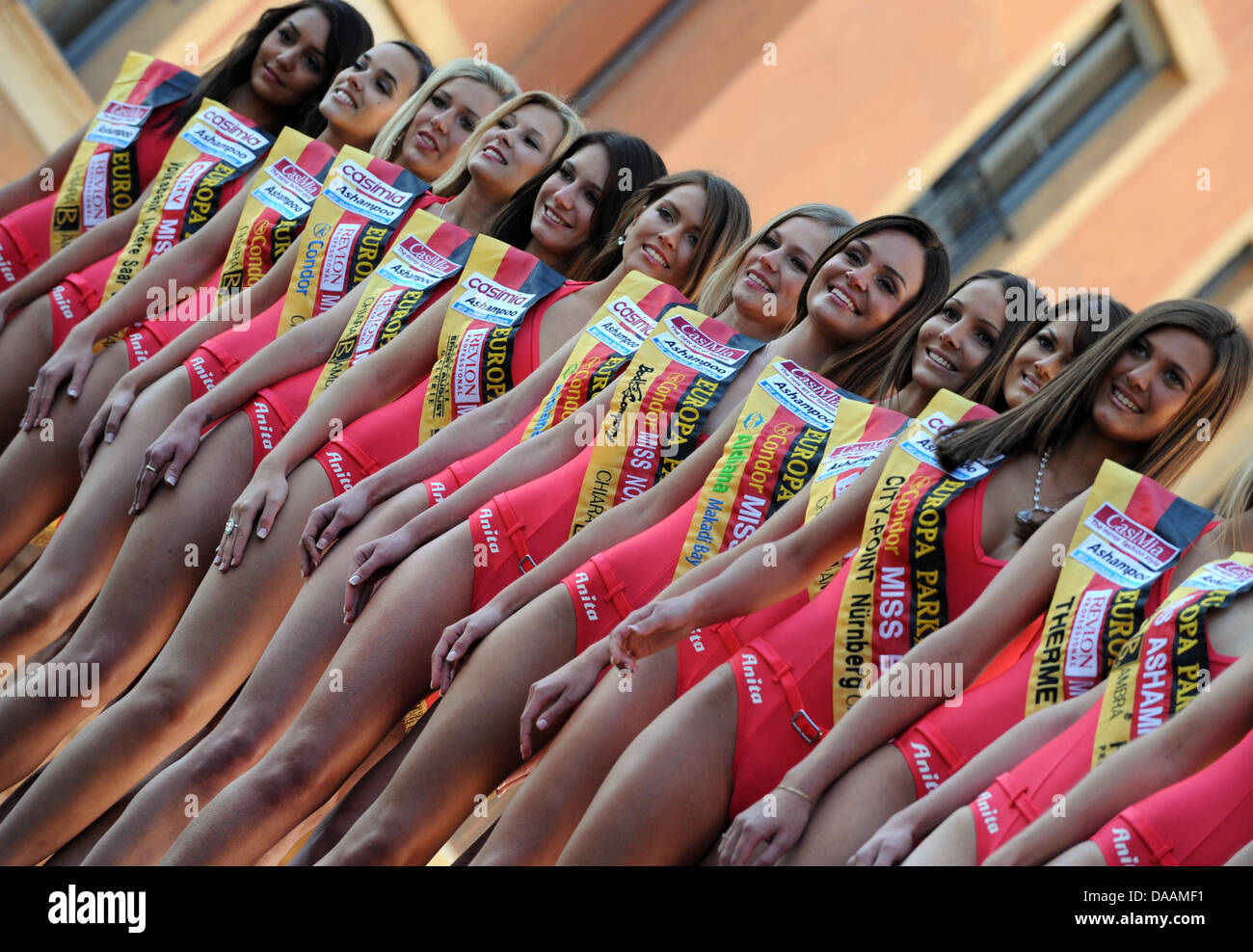 Die Kandidaten für den Titel der Miss Germany 2011 stellen während einer Pressekonferenz im Europapark in Rust, Deutschland, 7 Februar 2011. Miss Germany wird am 12. Februar 2011 gewählt. Foto: Patrick Seeger Stockfoto