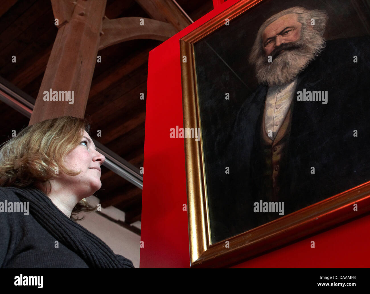 Die Mitarbeiter des Museums, Sonja Mißfeldt, schaut ein Porträt von Karl Marx durch den Maler Emil Dreyer, die zwischen 1900 und 1920 in Trier, Deutschland, 7. Februar 2011 gemalt wurde. Eine Ausstellung zum Thema Armut und die Kunst wird es im April geöffnet. Rund 250 Exponate von der Antike bis zur Gegenwartskunst aus renommierten europäischen Museum werden angezeigt. Die Ausstellung kostet 1,1 mi Stockfoto