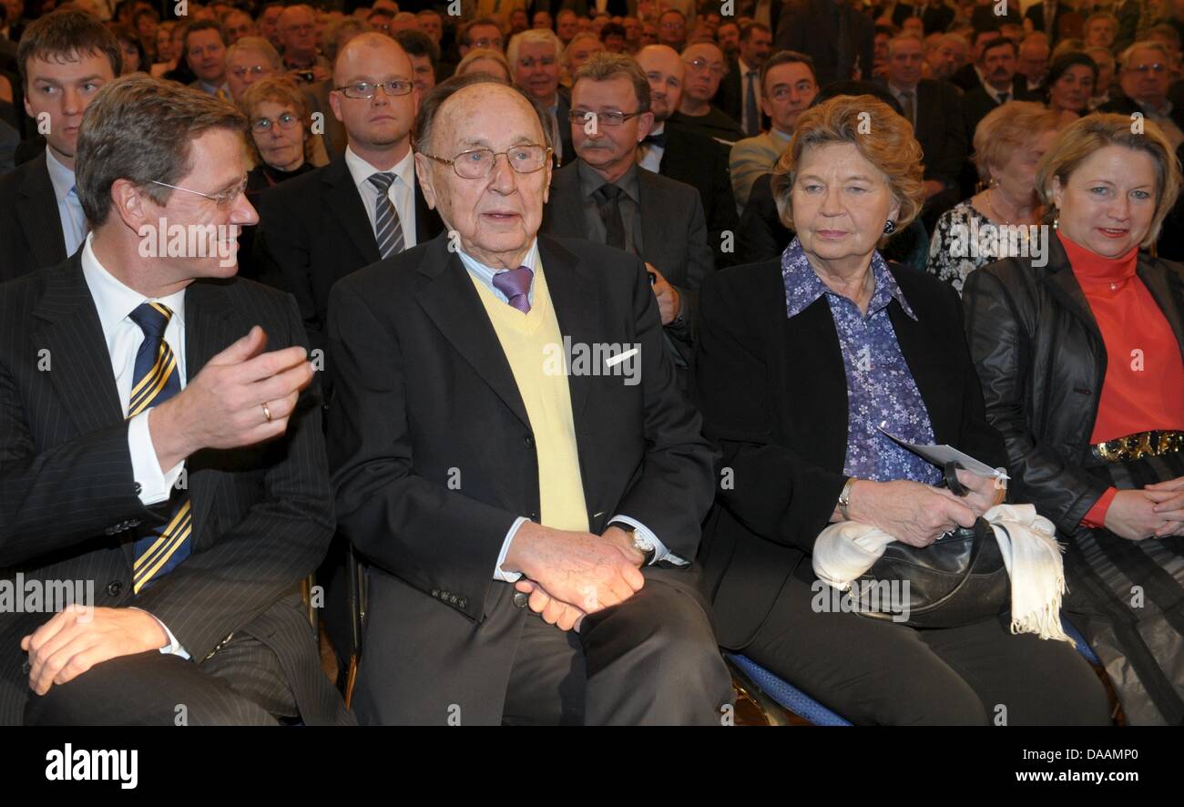 Der ehemalige deutsche Außenminister Hans-Dietrich Genscher (2 L) sitzt zwischen aktuellen Außenminister Guido Westerwelle (L) und seiner Frau Barbara Genscher (2-R) bei einem Festakt zu Ehren Herrn Genscher für 65 Jahre FDP Parteimitgliedschaft in Halle, Deutschland, 7. Februar 2011. Foto: PETER ENDIG Stockfoto