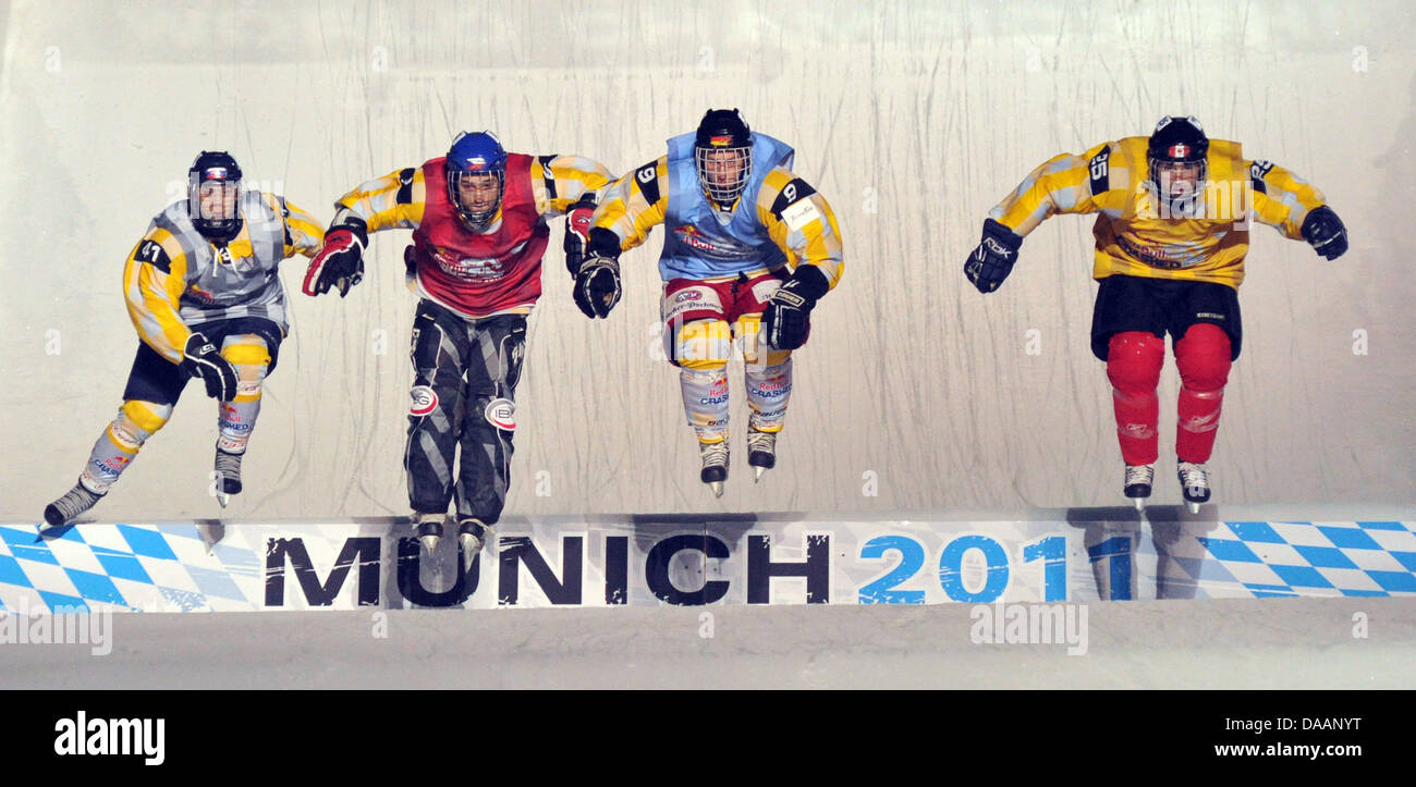 "Crashed Ice" Läufer Rennen entlang einer Abfahrt ice Strecke während der "Red Bull stürzte Ice World Championship" am Olympiapark in München, Deutschland, 15. Januar 2011. In Crashed Ice Rasen Eishockey Asse auf Schlittschuhen hinunter Kurse bis zu 500 m Länge in Vierergruppen zu sehen, wer zuerst beendet. Foto: FELIX HOERHAGER Stockfoto