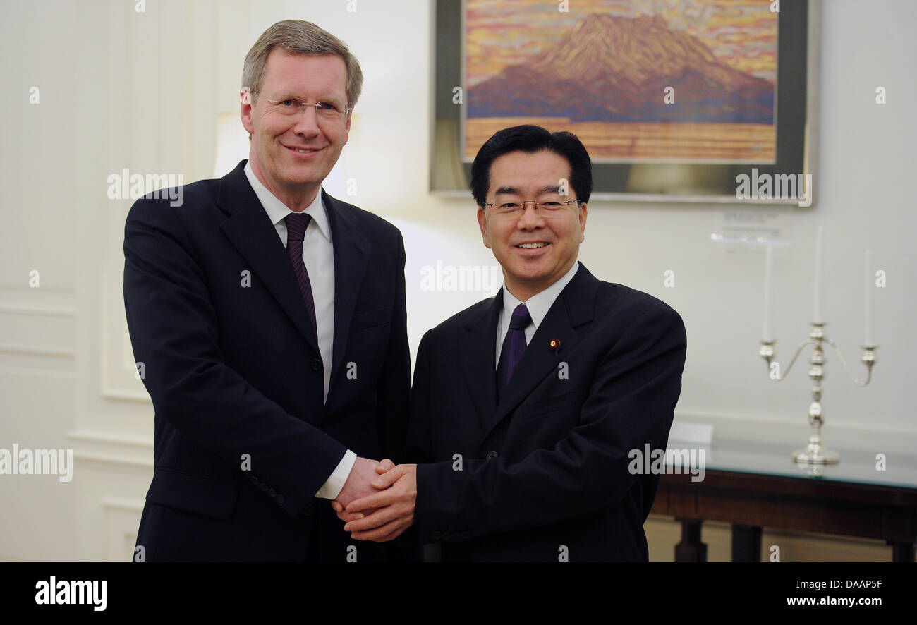 Deutsche Präsident Christian Wulff (L) und Japanese Vice-Foreign Minister Yukata Banno (R) schütteln Hände in der japanischen Botschaft in Deutschland in Berlin, Deutschland, 19. Januar 2011. Beide kamen zur Eröffnung des Jubiläumsjahres 150 Jahre Dome Deutschland-Japan ". Foto: Hannibal Stockfoto