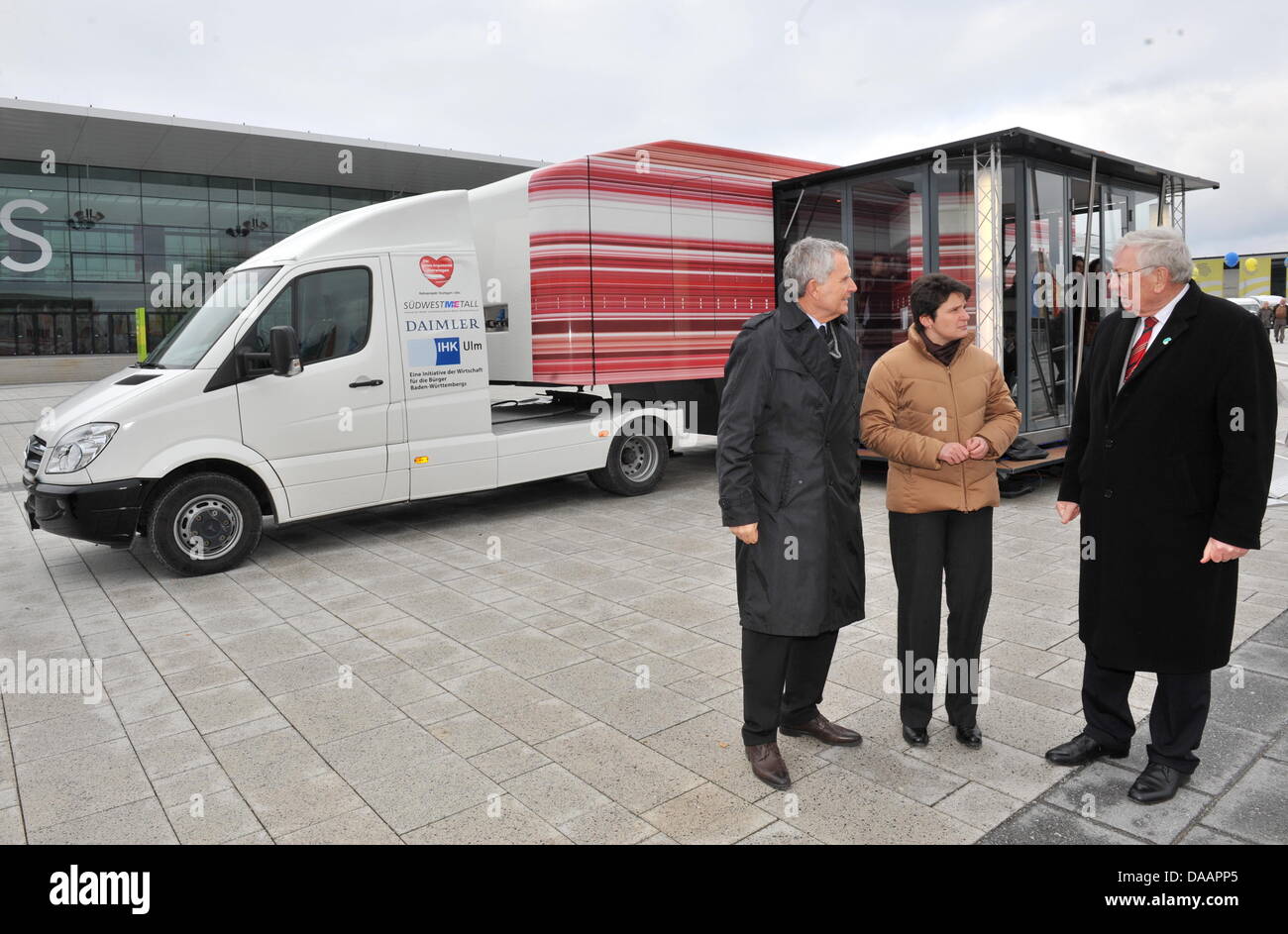 Bundesland Baden-Württemberg-Ministrer of Transport Tanja Goenner (C) und Sprecher der stark umstrittenen Bahnhof Bahnprojekt Stuttgart 21, Wolfgang Dietrich (L) und Udo Adriof (R) stehen vor einem Info-Point in Stuttgart, Deutschland, 21. Januar 2011. Die Informationen Fahrzeug soll Kampagne für das umstrittene 4.1-Milliarden-Euro-Projekt ' Stuttgart 21', die eine t sieht Stockfoto