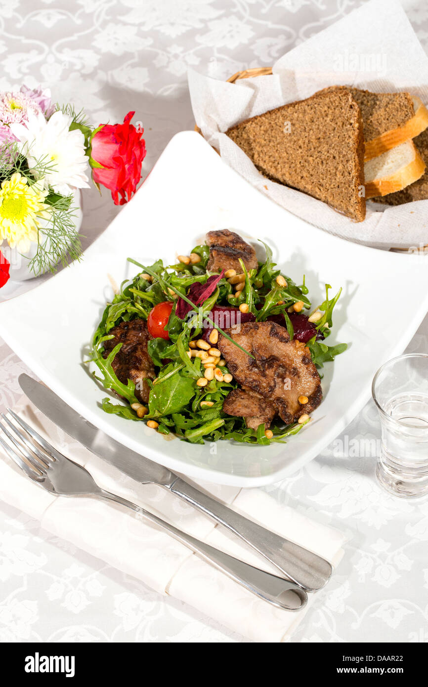 Kaninchen LeberSalat mit Rucola in einem restaurant Stockfotografie Alamy