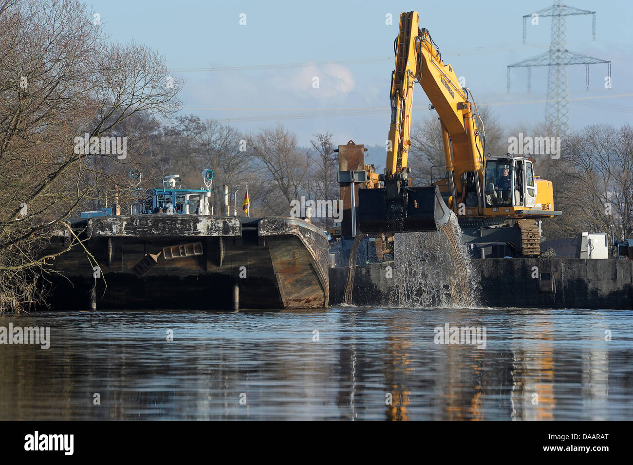 Ein Bagger Auf Einer Plattform Loscht Des Main Donau Kanals Von