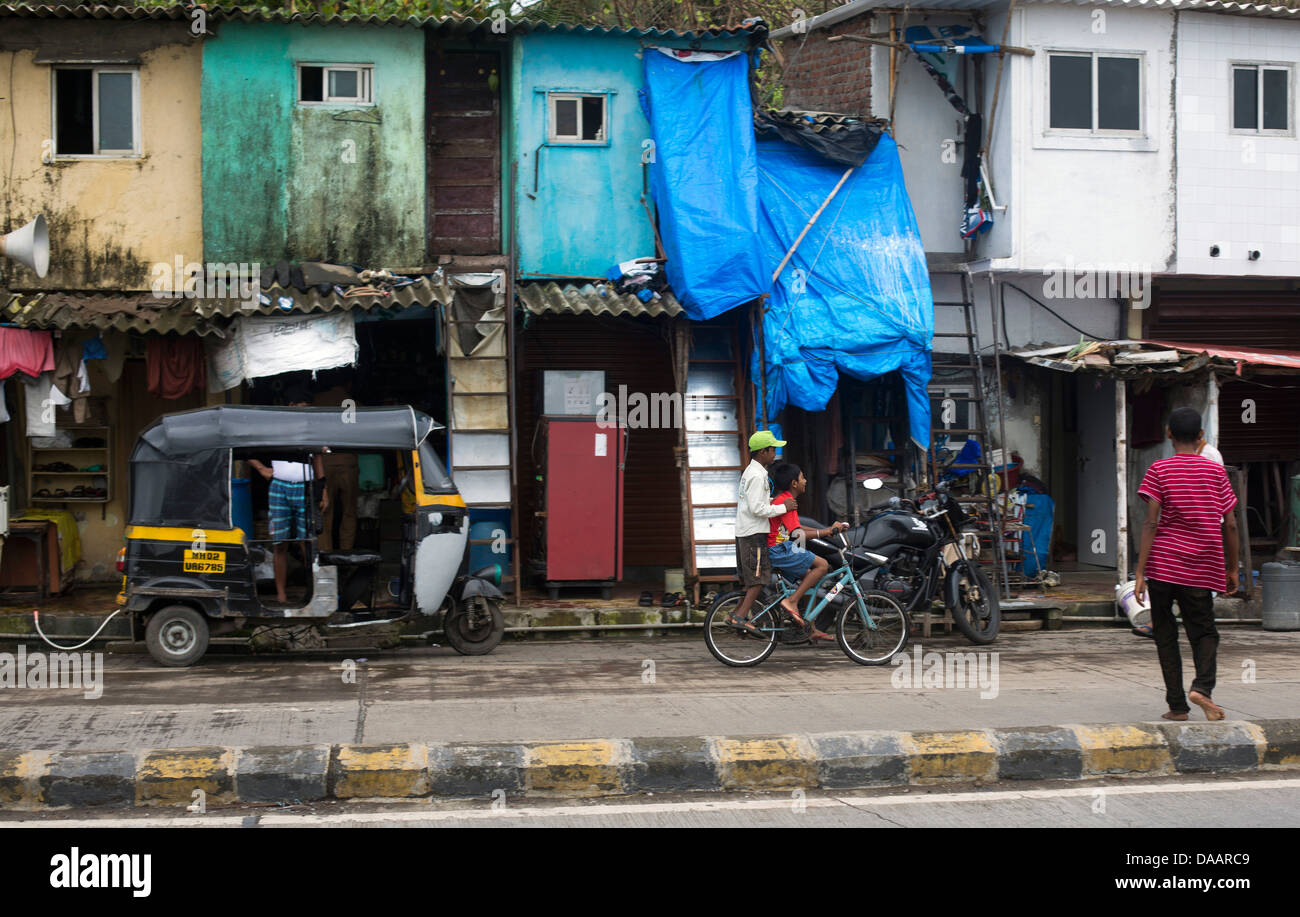 Mumbai slum gegenüber Strand Bandra Stockfoto