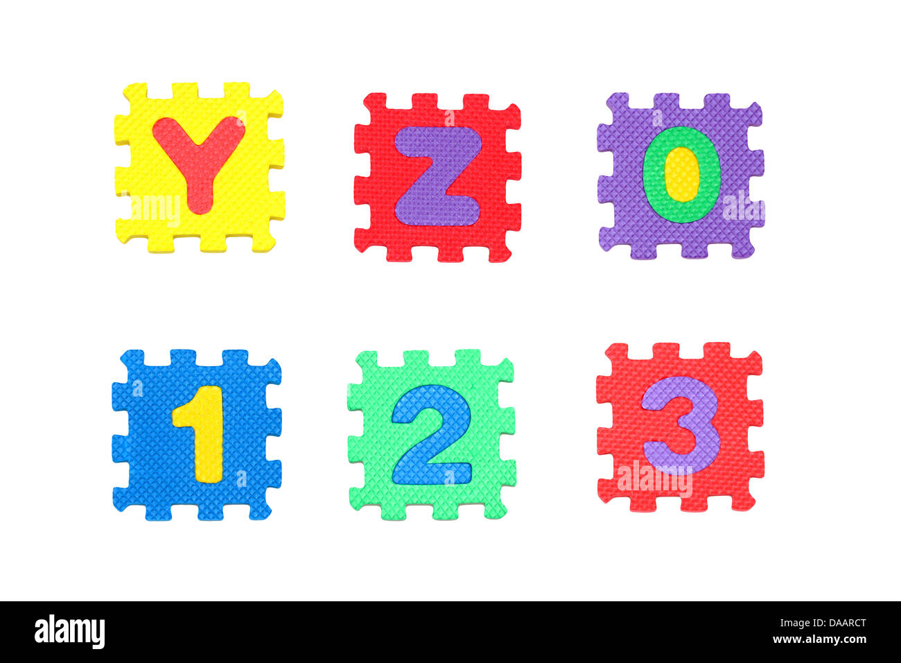 Buchstaben und Zahlen Y, Z, 0, 1, 2, 3, von Puzzle Buchstaben, isoliert auf weißem Hintergrund Stockfoto