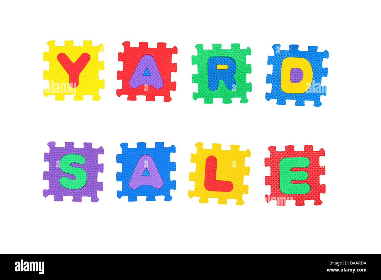 Nachricht-Hof-Verkauf, vom Buchstaben Puzzle, isoliert auf weißem Hintergrund. Stockfoto