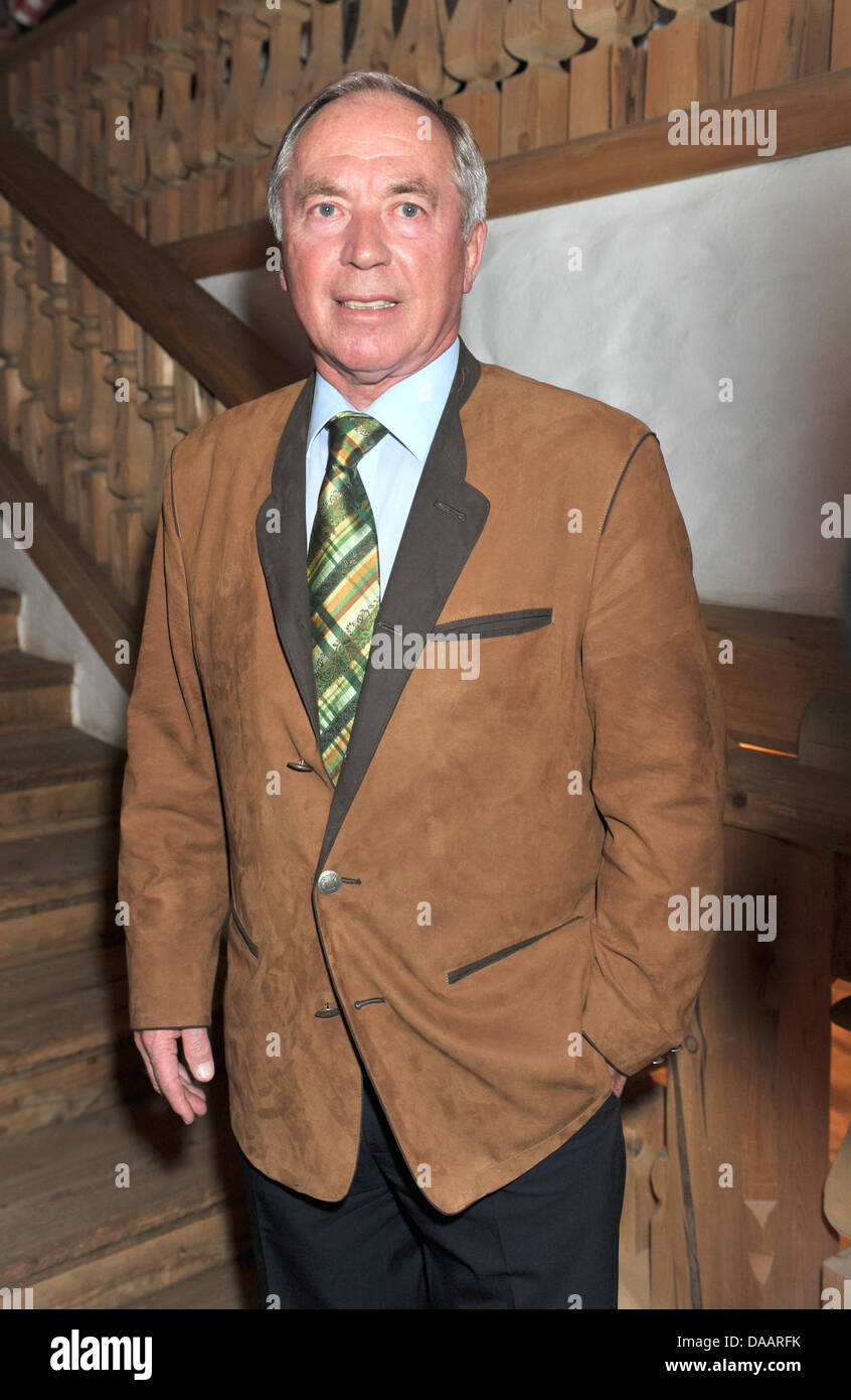 Ehemalige österreichische SkiAthleten Karl Schranz stellt während der