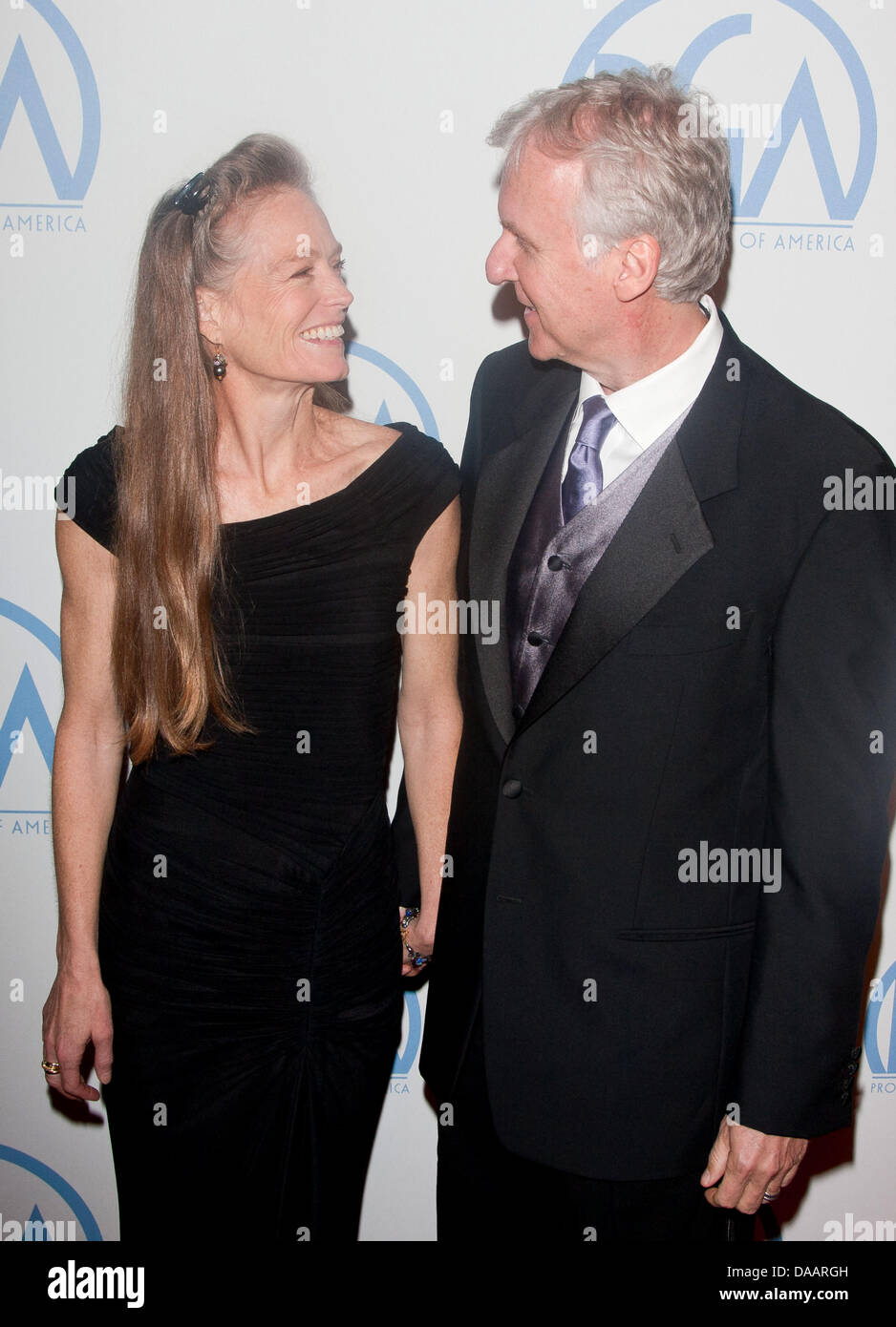 US-Regisseur James Cameron und seine Frau, die Schauspielerin Suzy Amis Cameron, kommen für die 22. jährlichen Produzent-Zünft-Preise im Hotel Beverly Hilton in Beverly Hills, Los Angeles, USA, am 22. Januar 2011. Foto: Hubert Boesl Stockfoto