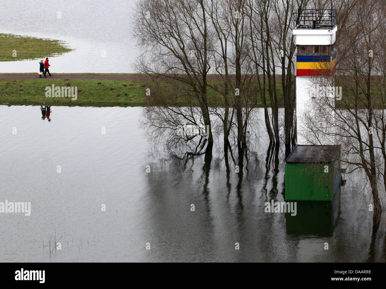 Der Wachturm des ehemaligen DDR-Grenzschutzes steht in der Flut an der Elbe-Deich in Doemitz, Deutschland, 23. Januar 2011. Die Elbe-Flut erreicht ihren Höhepunkt an diesem Wochenende in Mecklenburg Vorpommern. Der Wasserstand der Elbe in Doemitz war in der Nacht von 22 bis 23 Januar 6,72 m. D. h. 8 cm mehr als der Rekord des Jahres 2006 war die auf 6,64 Meter. Foto: Jens Büttner Stockfoto