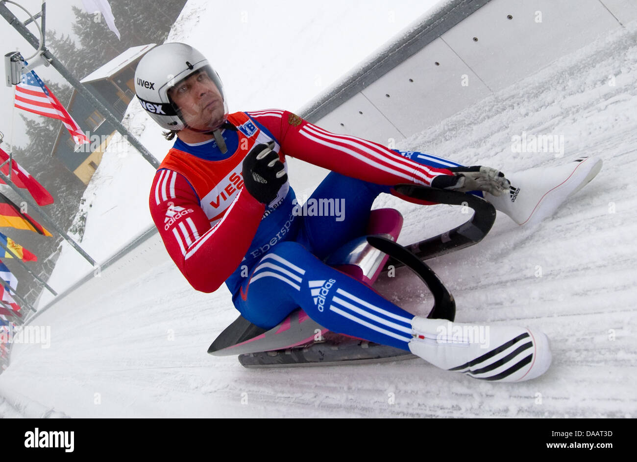 Der russische Luge Athlet Albert Demchenko macht Währenddes Rennrodel-Weltcup in Altenberg, Deutschland, 23. Januar 2011 Platz 3. Foto: Arno Burgi Stockfoto