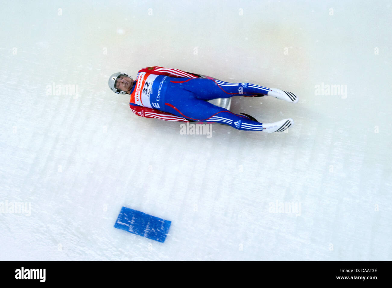 Der russische Luge Athlet Albert Demtschenko macht Währenddes Rennrodel-Weltcup in Altenberg, Deutschland, 23. Januar 2011 Platz 3. Foto: Arno Burgi Stockfoto