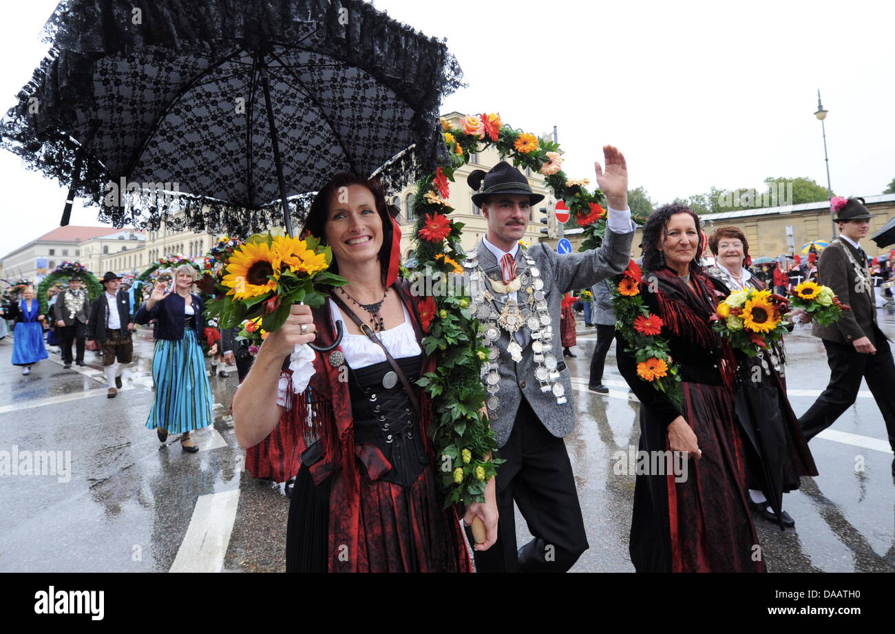 Trachtler Gehen bin Sonntag (18.09.2011) Beim Tracht-Und Schützenzug, Anlässlich des 178. Oktoberfeste in München (Oberbayern) Über Den Odeonsplatz. Der Traditionelle Zug ist Mit Sieben Kilometern Länge Einer der edierte Trachtenumzüge der Welt. Fast 9000 Trachtler, Schützen, Fahnenschwinger Und Musikanten Ziehen in Farbenprächtigen Historischen Gewändern Zur Theresienwiese. Foto Stockfoto