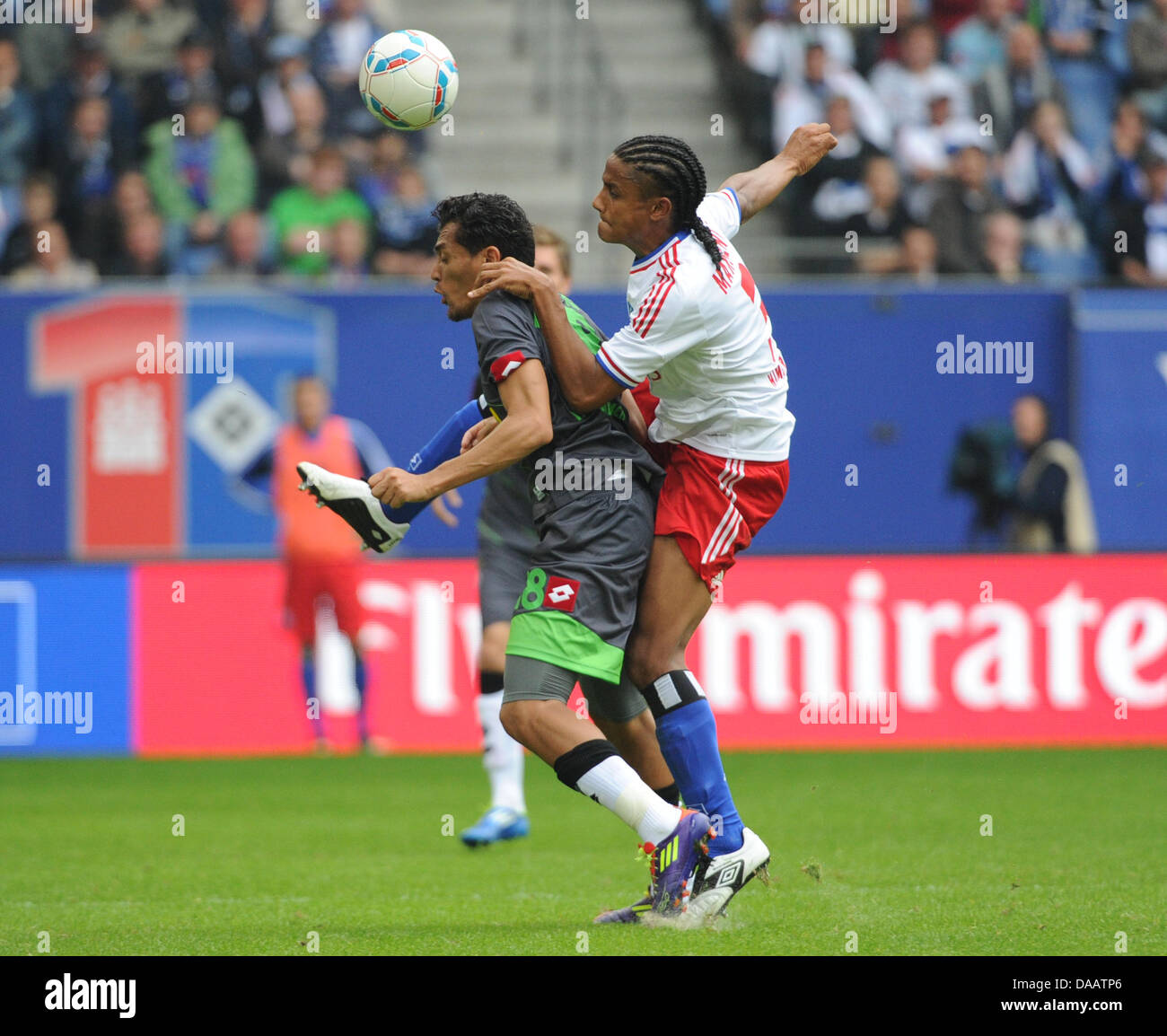 Hamburgs Michael Mancienne (R) wetteifert um den Ball mit Gladbach Juan Arango in der deutschen Bundesliga-Spiel zwischen dem Hamburger SV und Borussia Moenchengladbach in Imtech Arena in Hamburg, Deutschland, 17. September 2011. Foto: Angelika Warmuth Stockfoto