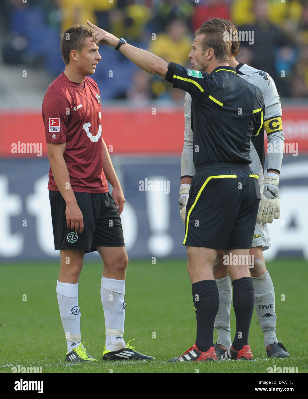 Schiedsrichter Peter Gagelmann schließt Hannovers Artur Sobiech aus dem Bundesliga-Spiel Hannover 96 gegen Borussia Dortmund in der AWD-Arena in Hannover, Deutschland, 18. September 2011. Foto: Peter Steffen Stockfoto