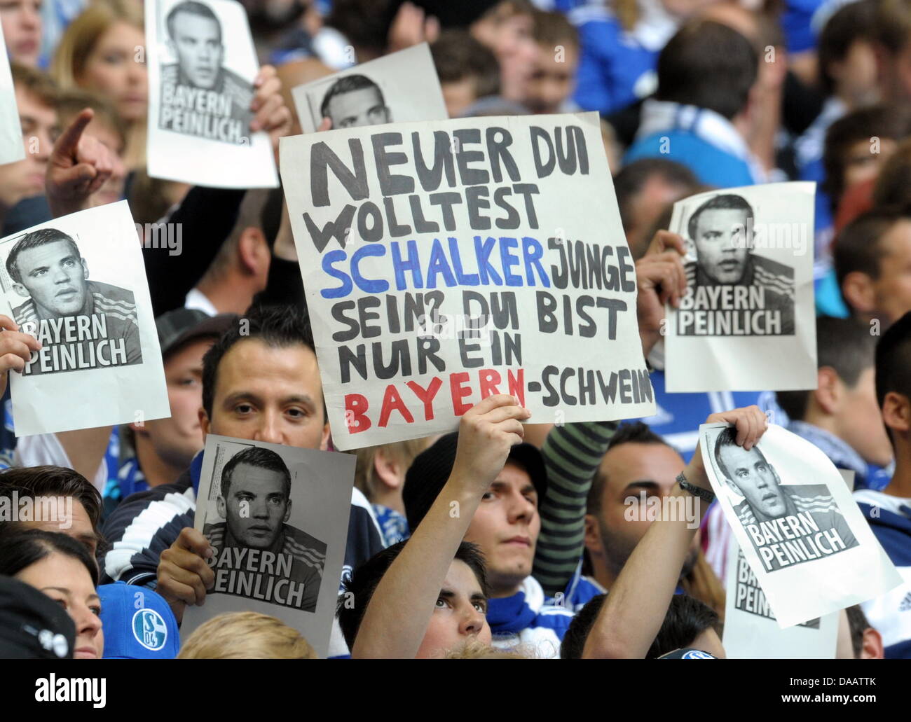 fans-von-schalke-halten-plakate-gegen-ihre-ehemaligen-torhuter-manuel-neuer-wahrend-der-bundesliga-spiel-fc-schalke-04-vs-fc-bayern-munchen-in-der-veltinsarena-in-gelsenkirchen-deutschland-18-september-2011-foto-federico-gambarini-daattk.jpg