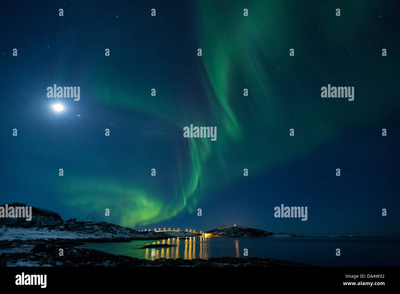 Aurora Borealis, Brücke, Europa, Meer, Mond, Nacht, Northern Lights, Norwegen, polare Licht, Skandinavien, Sommaröy, Strand, Meer, Stockfoto