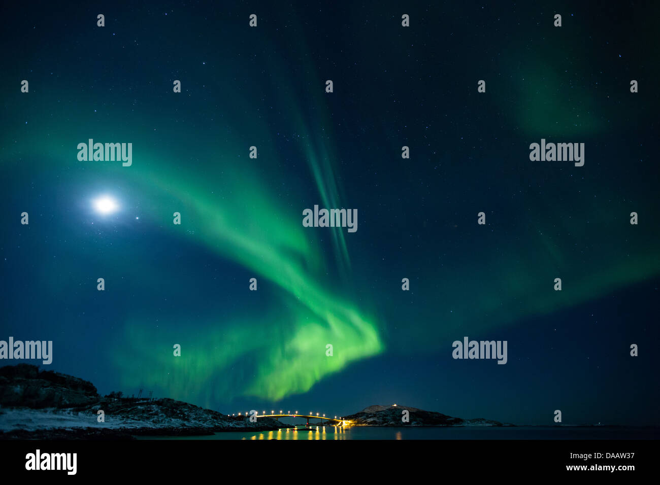 Aurora Borealis, Brücke, Europa, Meer, Mond, Nacht, Northern Lights, Norwegen, polare Licht, Skandinavien, Sommaröy, Strand, Meer, Stockfoto