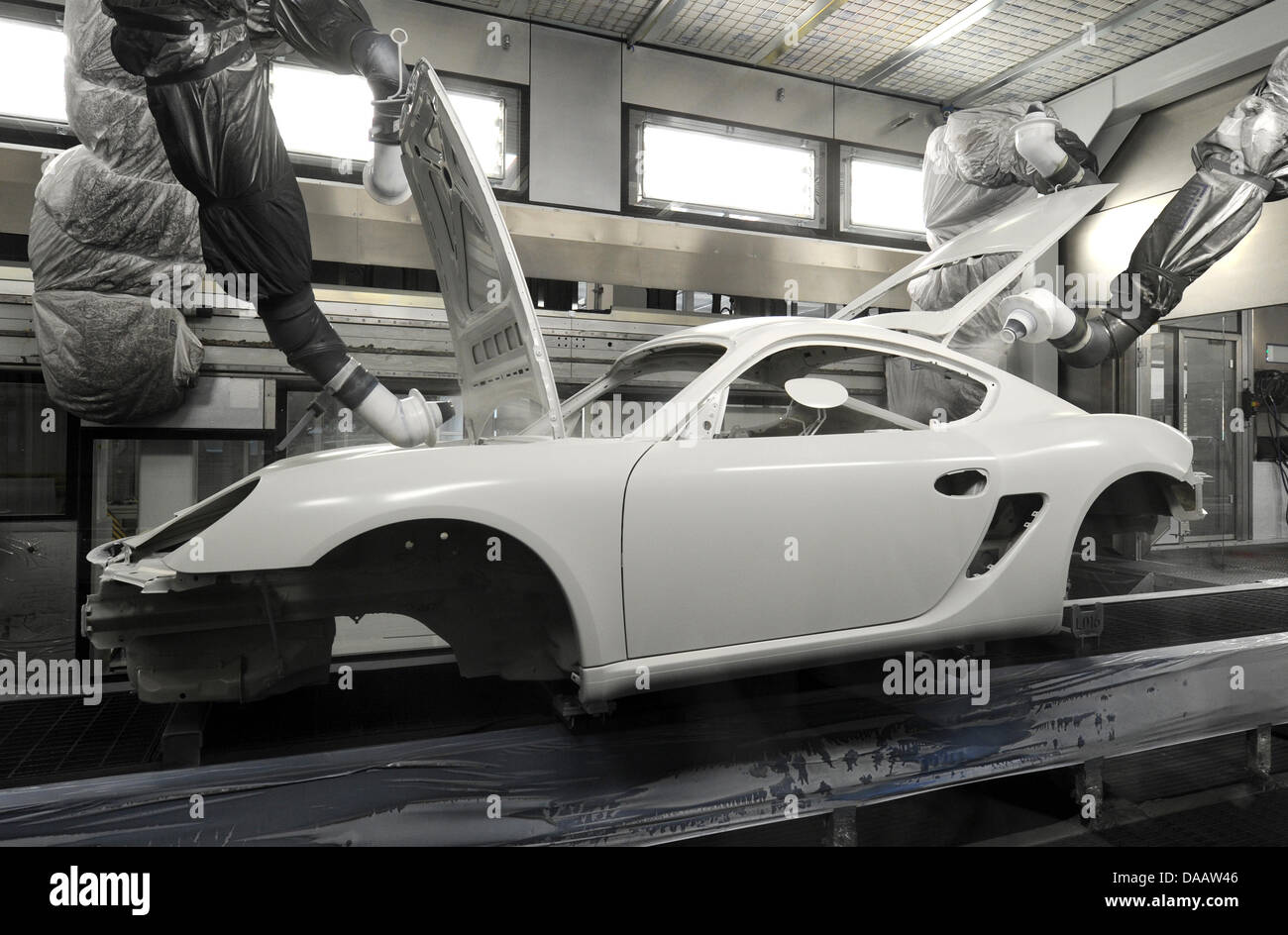 Eine Porsche Auto Karosserie Bewegt Sich Durch Die Firma Neue Lackiererei In Stuttgart Deutschland 19 September 11 Die Auto Karosserien Des Porsche 911 Und Boxster Cayman Werden Innerhalb Der 192 Meter Lang Und 52 Meter Breit