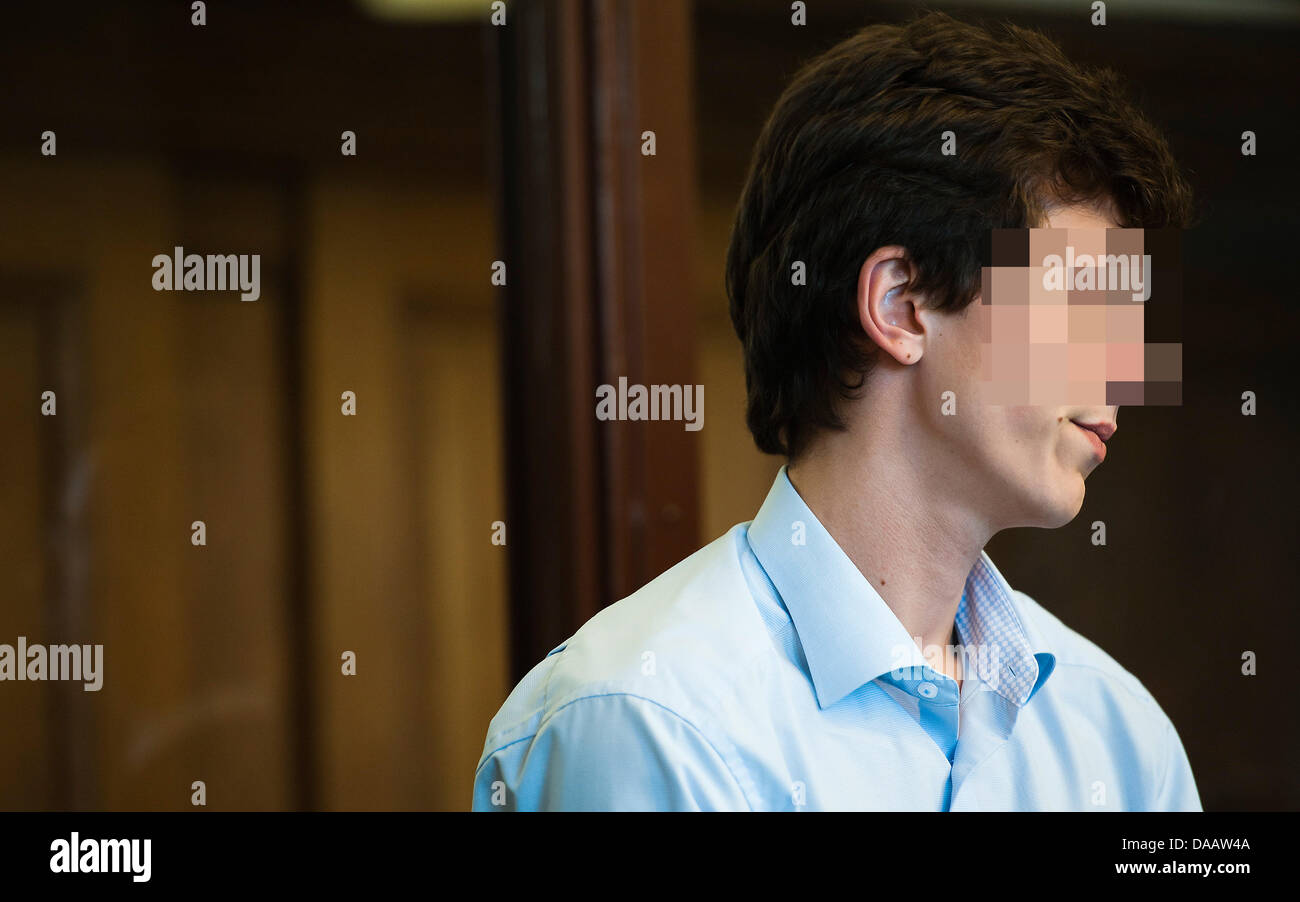 Der Angeklagte Torben P., verschlimmerte Batterie und versuchten Totschlag vorgeworfen steht in der Staatsgerichtshof in Berlin, Deutschland, 19. September 2011. Fünf Monate nach dem Sieg gegen ein unschuldiges Opfer am unterirdischen Bahnhof Friedrichstraße in Berlin, ist 18-j hrige Torben P. zu zwei Jahren und zehn Monaten Gefängnis verurteilt. Foto: CLEMENS BILAN Stockfoto