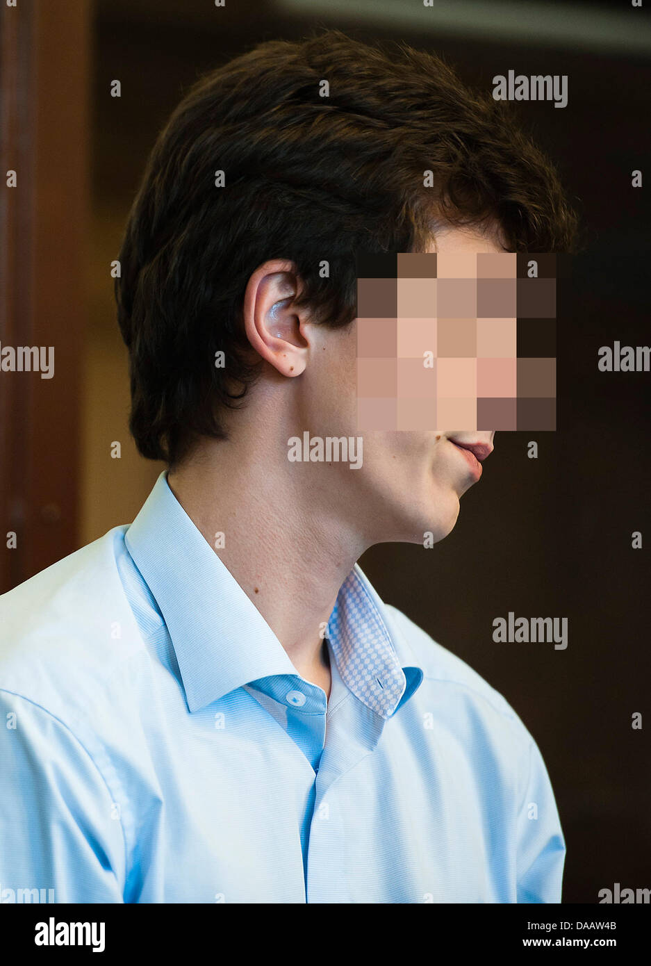 Der Angeklagte Torben P., verschlimmerte Batterie und versuchten Totschlag vorgeworfen steht in der Staatsgerichtshof in Berlin, Deutschland, 19. September 2011. Fünf Monate nach dem Sieg gegen ein unschuldiges Opfer am unterirdischen Bahnhof Friedrichstraße in Berlin, ist 18-j hrige Torben P. zu zwei Jahren und zehn Monaten Gefängnis verurteilt. Foto: CLEMENS BILAN Stockfoto