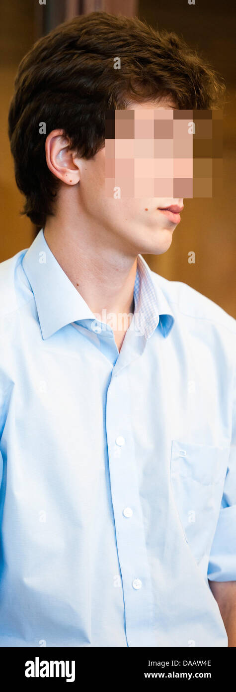 Der Angeklagte Torben P., verschlimmerte Batterie und versuchten Totschlag vorgeworfen steht in der Staatsgerichtshof in Berlin, Deutschland, 19. September 2011. Fünf Monate nach dem Sieg gegen ein unschuldiges Opfer am unterirdischen Bahnhof Friedrichstraße in Berlin, ist 18-j hrige Torben P. zu zwei Jahren und zehn Monaten Gefängnis verurteilt. Foto: CLEMENS BILAN Stockfoto