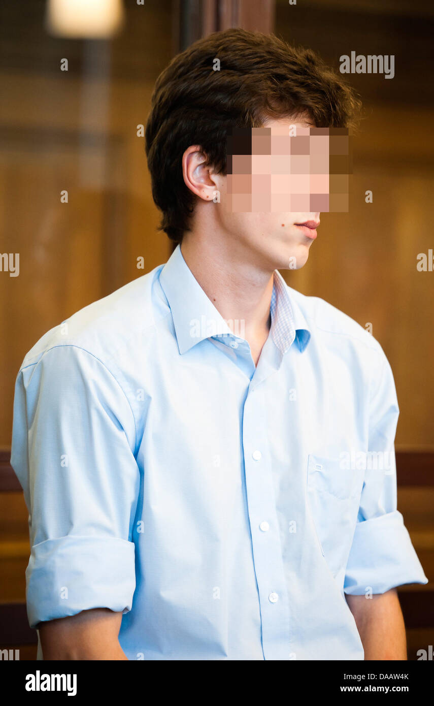 Der Angeklagte Torben P., verschlimmerte Batterie und versuchten Totschlag vorgeworfen steht in der Staatsgerichtshof in Berlin, Deutschland, 19. September 2011. Fünf Monate nach dem Sieg gegen ein unschuldiges Opfer am unterirdischen Bahnhof Friedrichstraße in Berlin, ist 18-j hrige Torben P. zu zwei Jahren und zehn Monaten Gefängnis verurteilt. Foto: CLEMENS BILAN Stockfoto