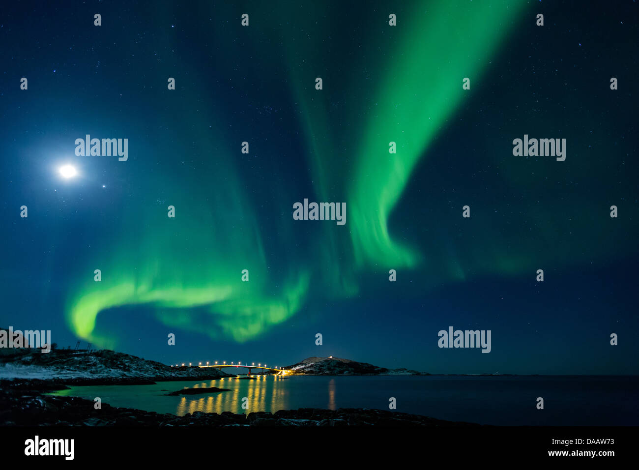 Aurora Borealis, Brücke, Europa, Meer, Mond, Nacht, Northern Lights, Norwegen, polare Licht, Skandinavien, Sommaröy, Strand, Meer, Stockfoto