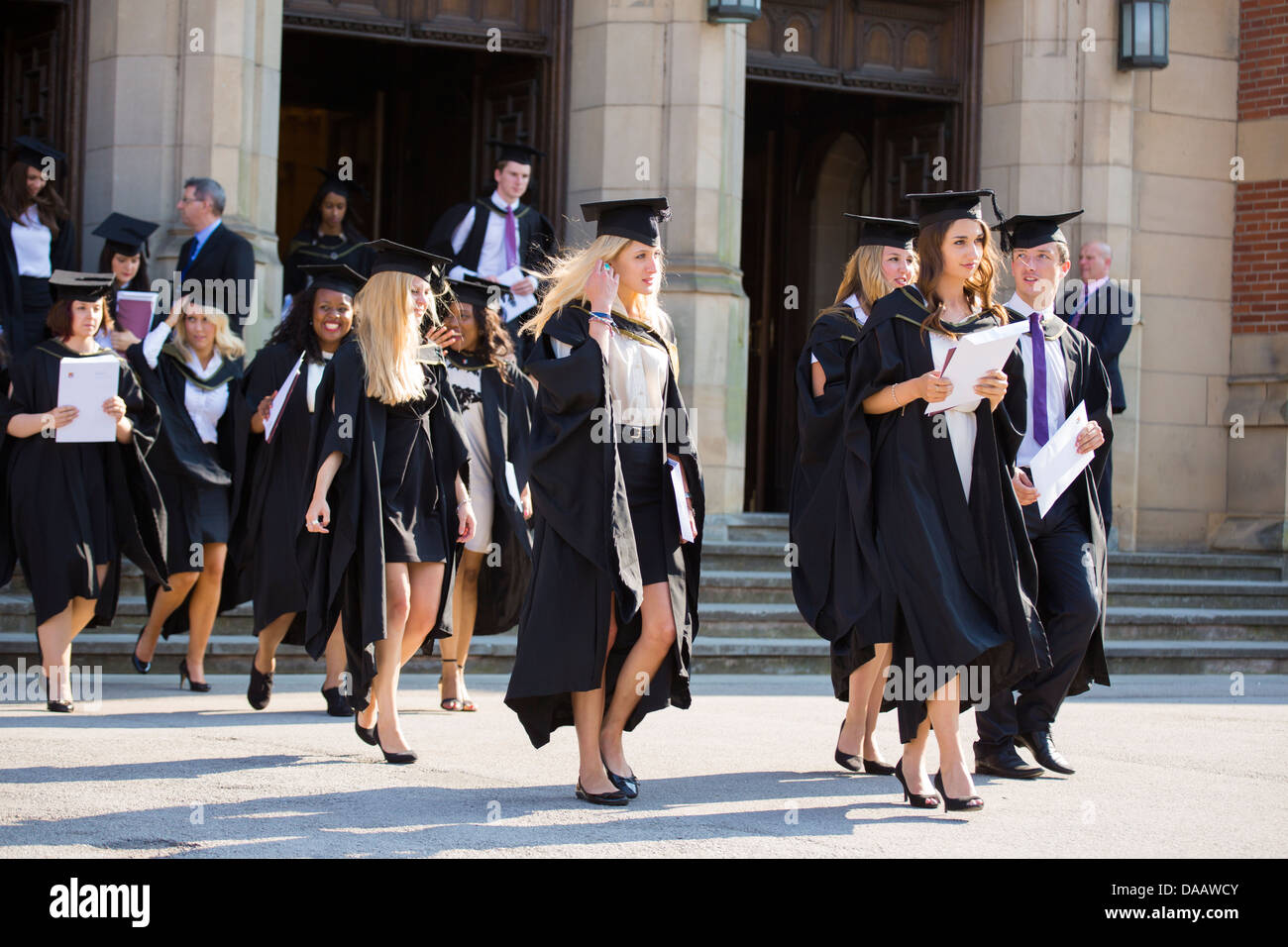 Absolventinnen und Absolventen verlassen die große Halle an der University of Birmingham, UK, nach der Abschlussfeier Stockfoto