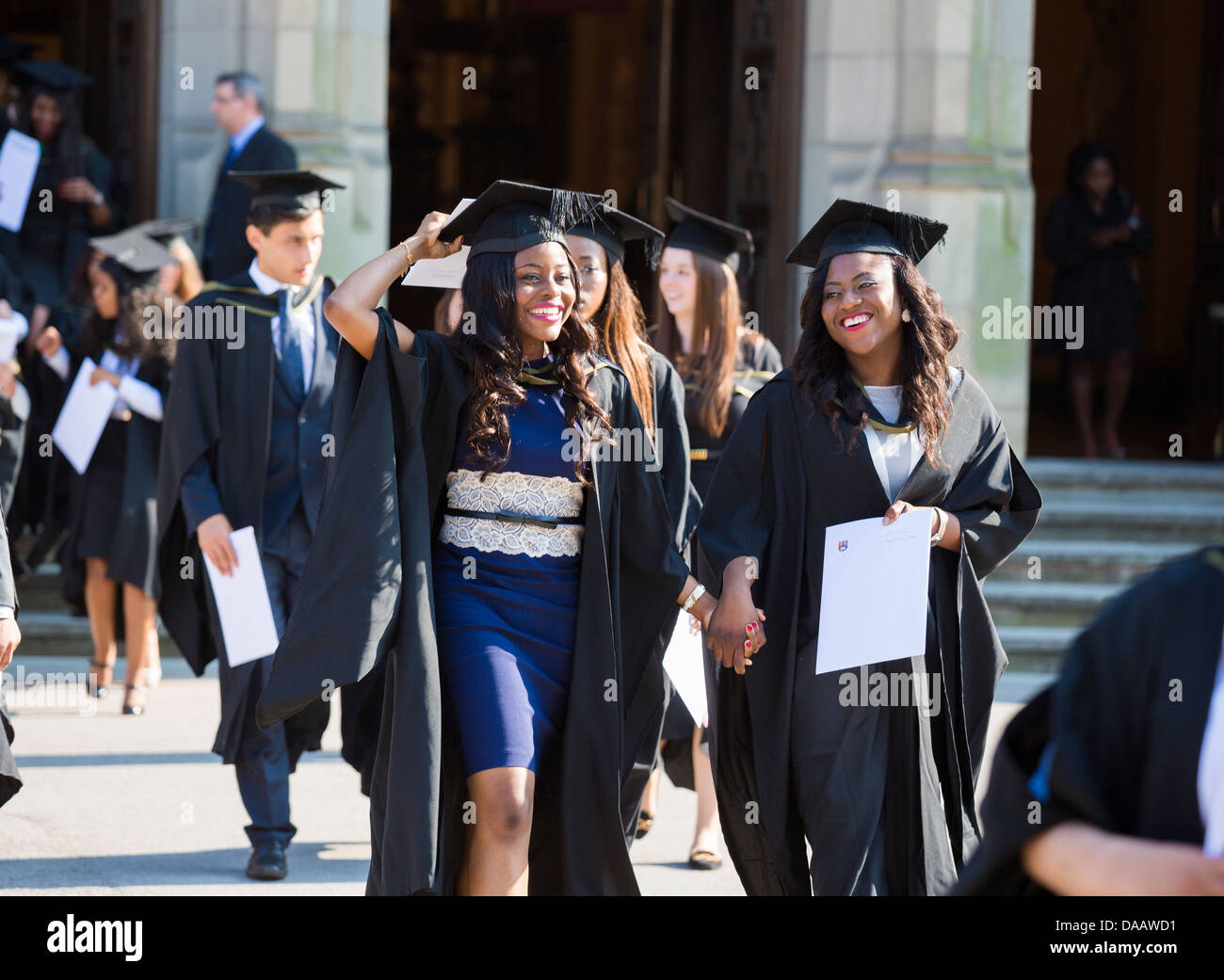Absolventinnen und Absolventen verlassen die große Halle an der University of Birmingham, UK, nach der Abschlussfeier Stockfoto