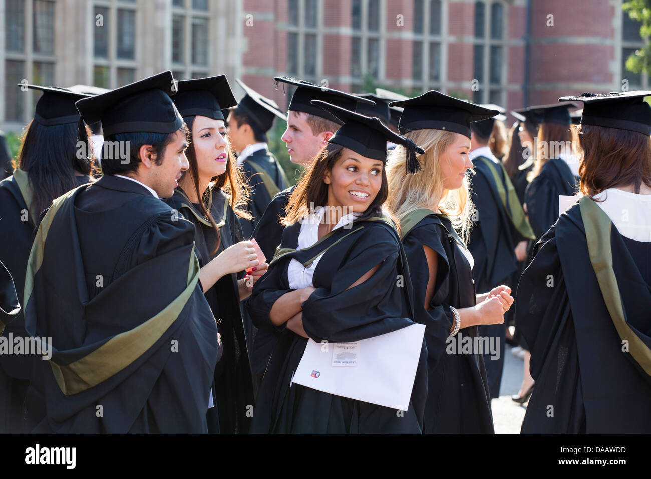Absolventen der University of Birmingham, UK, mischen sich nach der Abschlussfeier. Stockfoto