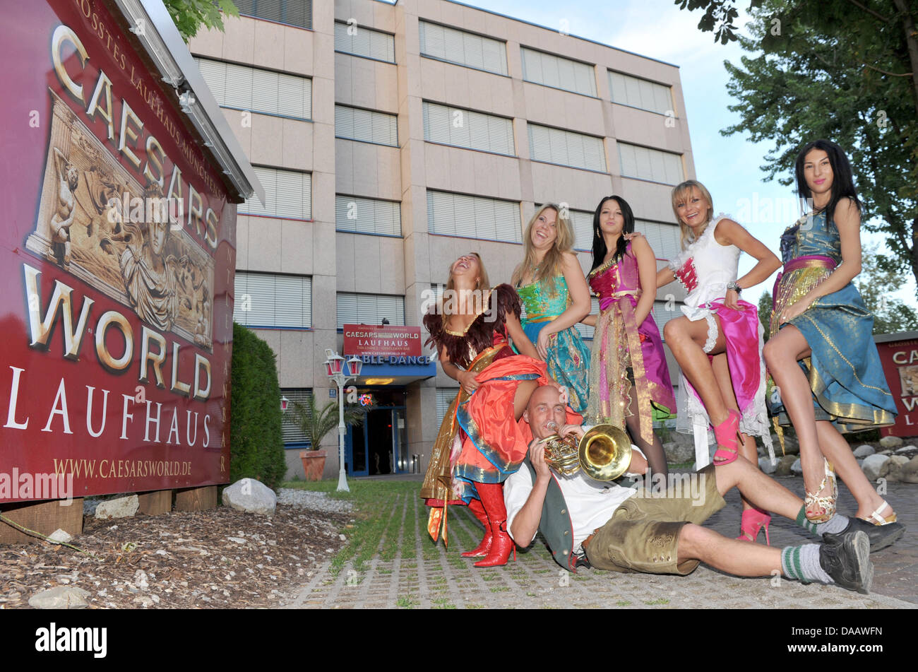 Cyndi (L-R), Vivian, Sinna, Kylie und Katharina posieren in Dirndl Trachten mit Musiker Uwe die Band "Bayerisch Extrem" ("Bayerische Extrem") vor ihren Arbeitsplatz, das Bordell "Caesars World" in München, Deutschland, 11. September 2011. Das Bordell mit 33 Zimmern bereitet für das Oktoberfest 2011. Foto: Felix Hoerhager Stockfoto