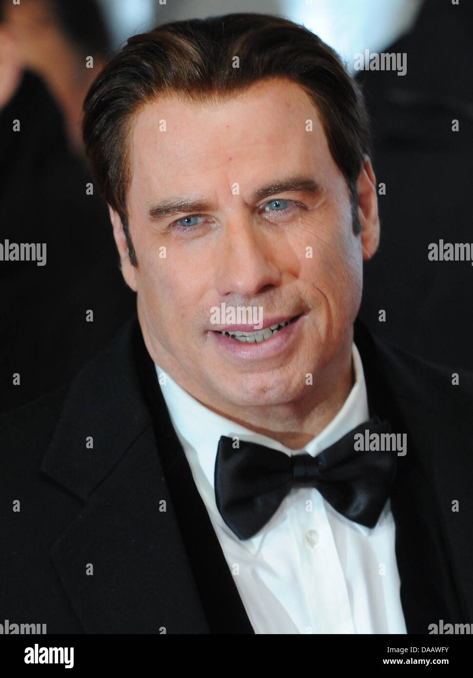 Datei - eine Archiv Bild datiert 5. Februar 2011 zeigt John Travolta während der Verleihung der Goldenen Kamera in Berlin, Deutschland. Am 18. September 2011 war der Mercedes Benz 280-SL ab 1970 in Santa Monica (Kalifornien) gestohlen. Foto: Jens Kalaene Stockfoto