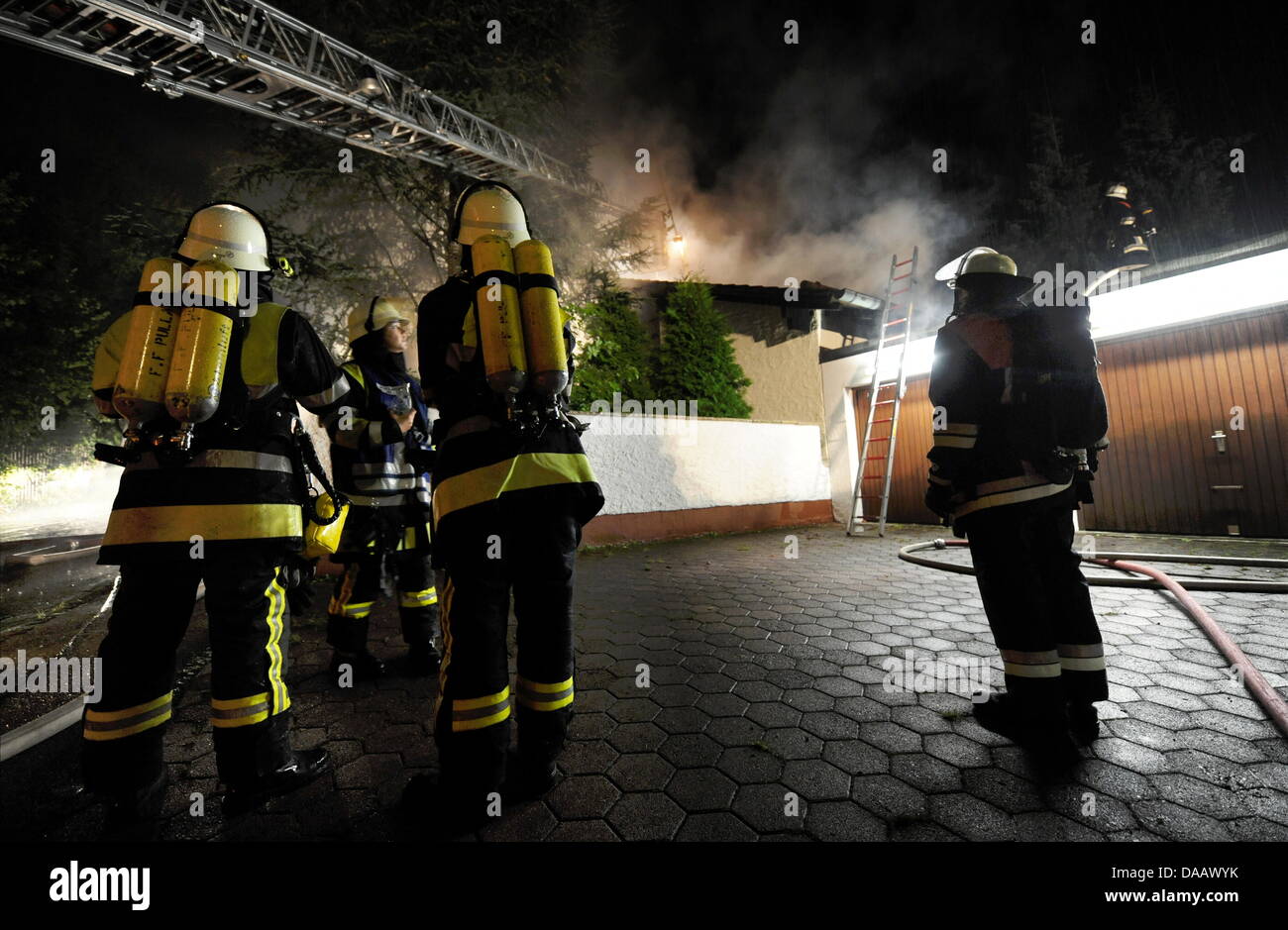 Feuerwehrleute Löschen in der Nacht Auf Dienstag (20.09.2011) in Grünwald Bei München (Oberbayern) Das Brennenden Haus des Fußballspielers Breno. Der Spieler des FC Bayern War Nach Polizeiangaben Allein Zu Hause als Das Feuer Ausbrach Und Wurde Mit Leichten Verletzungen in Eine Münchner Klinik Gebracht. Foto: Tobias Hase Dpa/lby Stockfoto