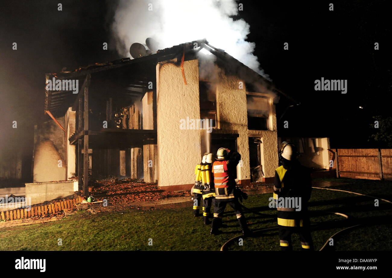 Feuerwehrleute Löschen in der Nacht Auf Dienstag (20.09.2011) in Grünwald Bei München (Oberbayern) Das Brennenden Haus des Fußballspielers Breno. Der Spieler des FC Bayern War Nach Polizeiangaben Allein Zu Hause als Das Feuer Ausbrach Und Wurde Mit Leichten Verletzungen in Eine Münchner Klinik Gebracht. Foto: Tobias Hase Dpa/lby Stockfoto