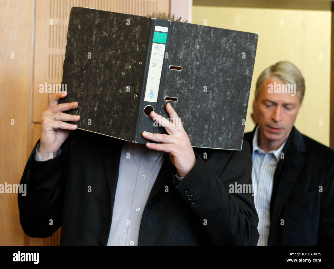 Der Angeklagte Olaf H. Betritt bin Freitag (23.09.11) in Krefeld Vor Beginn der Verhandlung Mit seit Website Gerd Meister (r.) Den Gerichtssaal des Landgerichtes Krefeld. Sterben Sie Staatsanwaltschaft Wirft Dem 45 Jaehrigen Familienvater Mord aus Niedrigen Beweggruenden Und Zur Verdeckung Eines Sexuellen Missbrauchs Vor. Von Einer Anhoerung Eines Psychiatrischen Sachverstaendigigen erwar Stockfoto