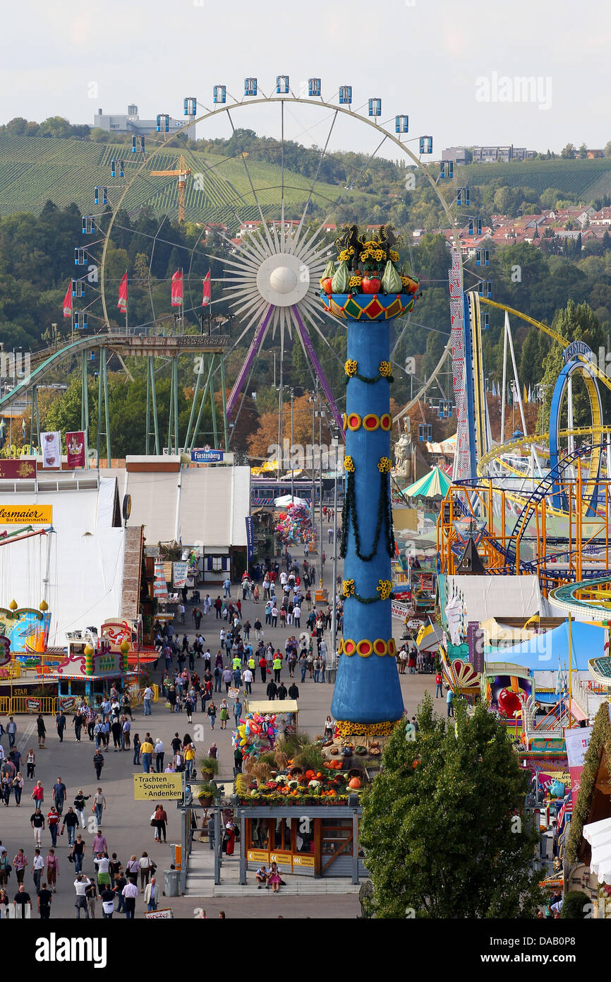 Die Fruchtsäule und das Riesenrad auf dem Cannstatter Wasen in Stuttgart, Deutschland, 23. September 2011 abgebildet werden. 166. Cannstatter Volksfest läuft bis 9. Oktober 2011 und Veranstalter erwarten mehr als ein paar Millionen Besucher. Foto: THOMAS NIEDERMUELLER Stockfoto