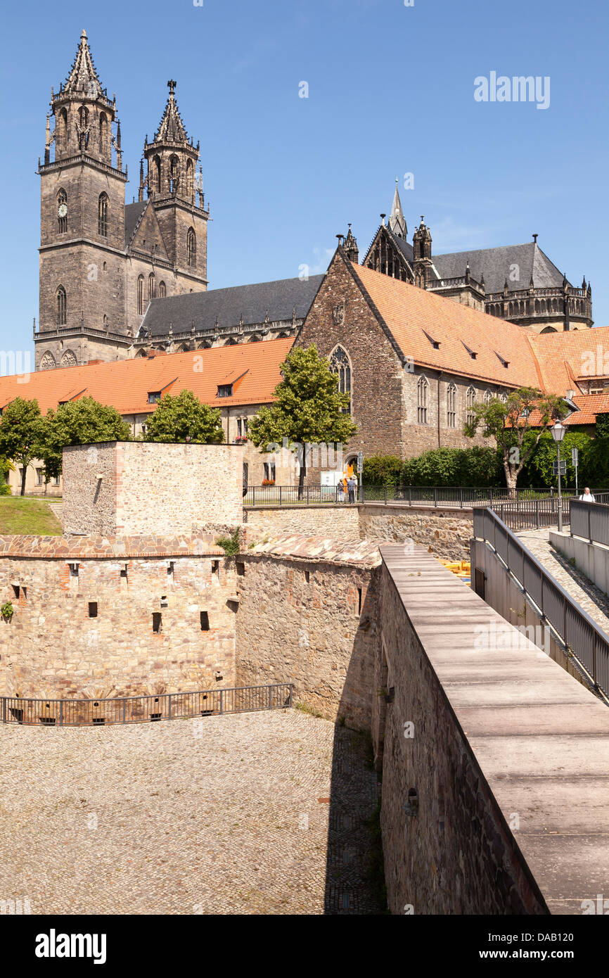 Dom mit alten Stadtbefestigung im Vordergrund, Magdeburg, Sachsen Anhalt, Deutschland Stockfoto