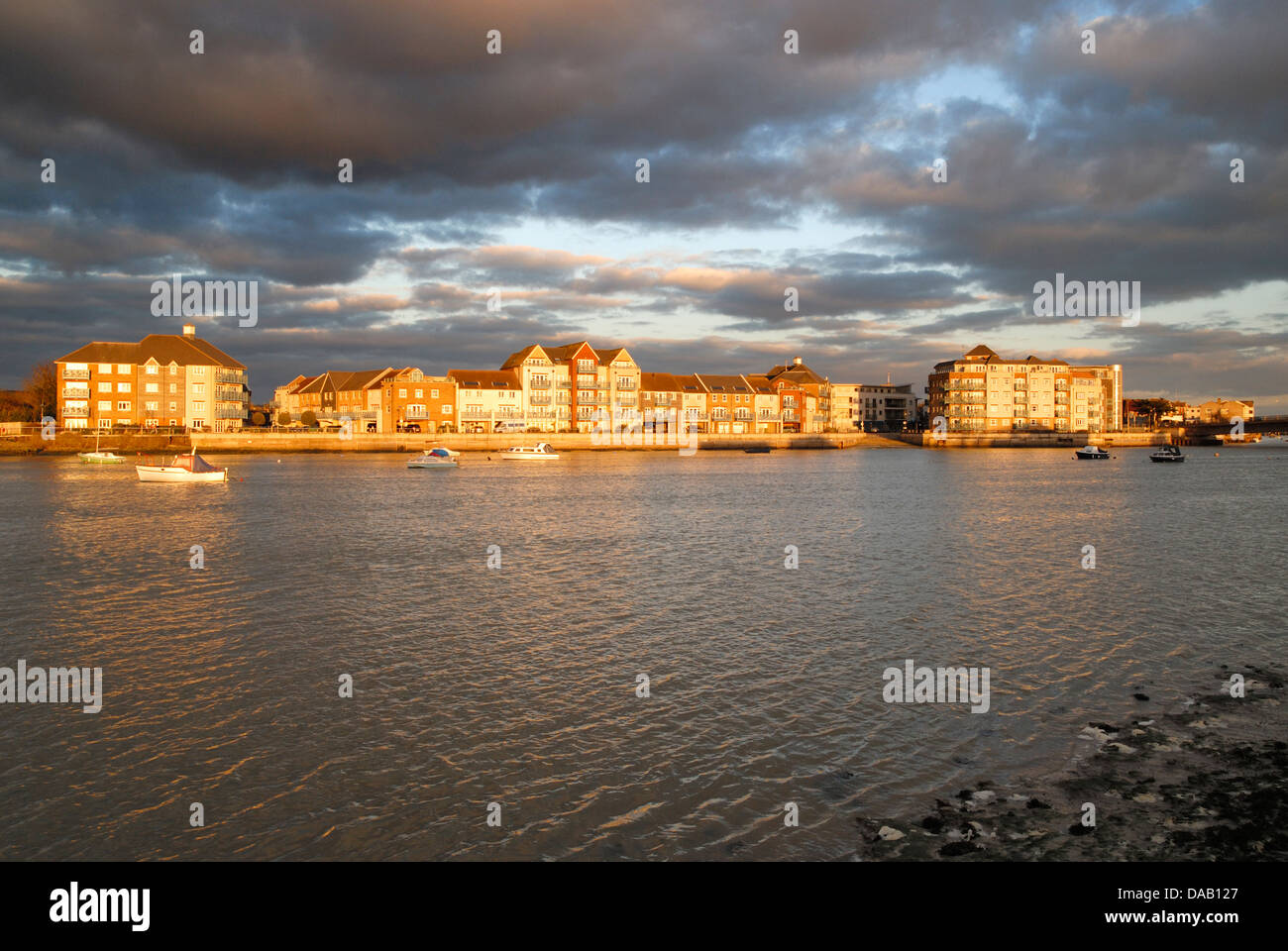 Am späten Nachmittag Sonne zeigt eine Entwicklung von Ufergegendhäuser neben dem Fluss Adur in West Sussex, Südengland. Stockfoto