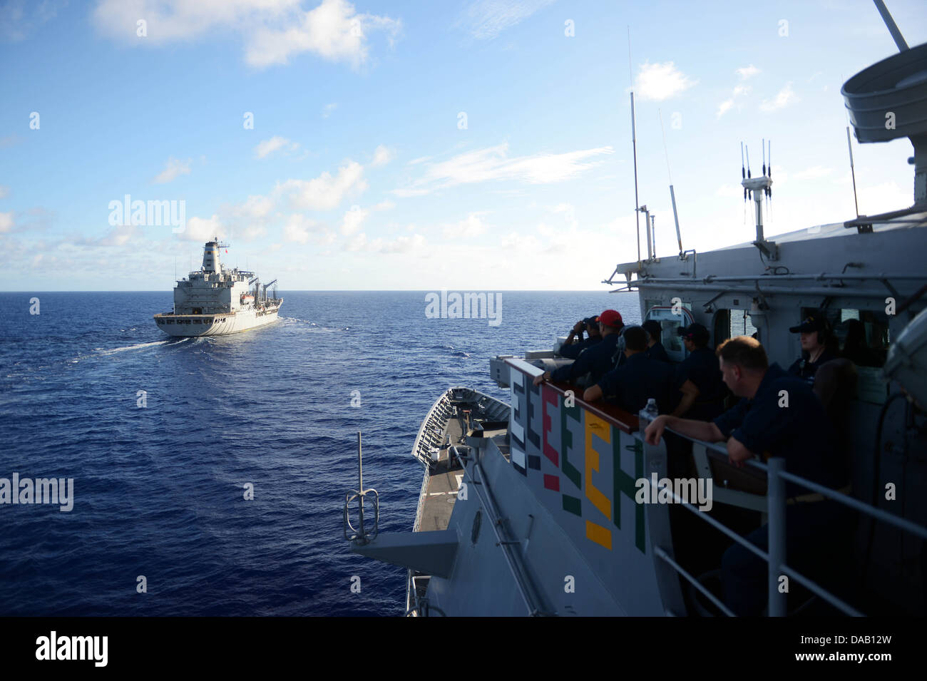 Der geführte Flugkörper Kreuzer USS Antietam (CG-54) nähert sich die Henry J. Kaiser-Klasse im Gange Nachschub Öler USNS Yukon (T-AO-202) für Nachschub auf See. Antietam auf Patrouille in den USA wird 7. Flotte Aufgabengebiet Unterstützung der Sicherheit und Stockfoto