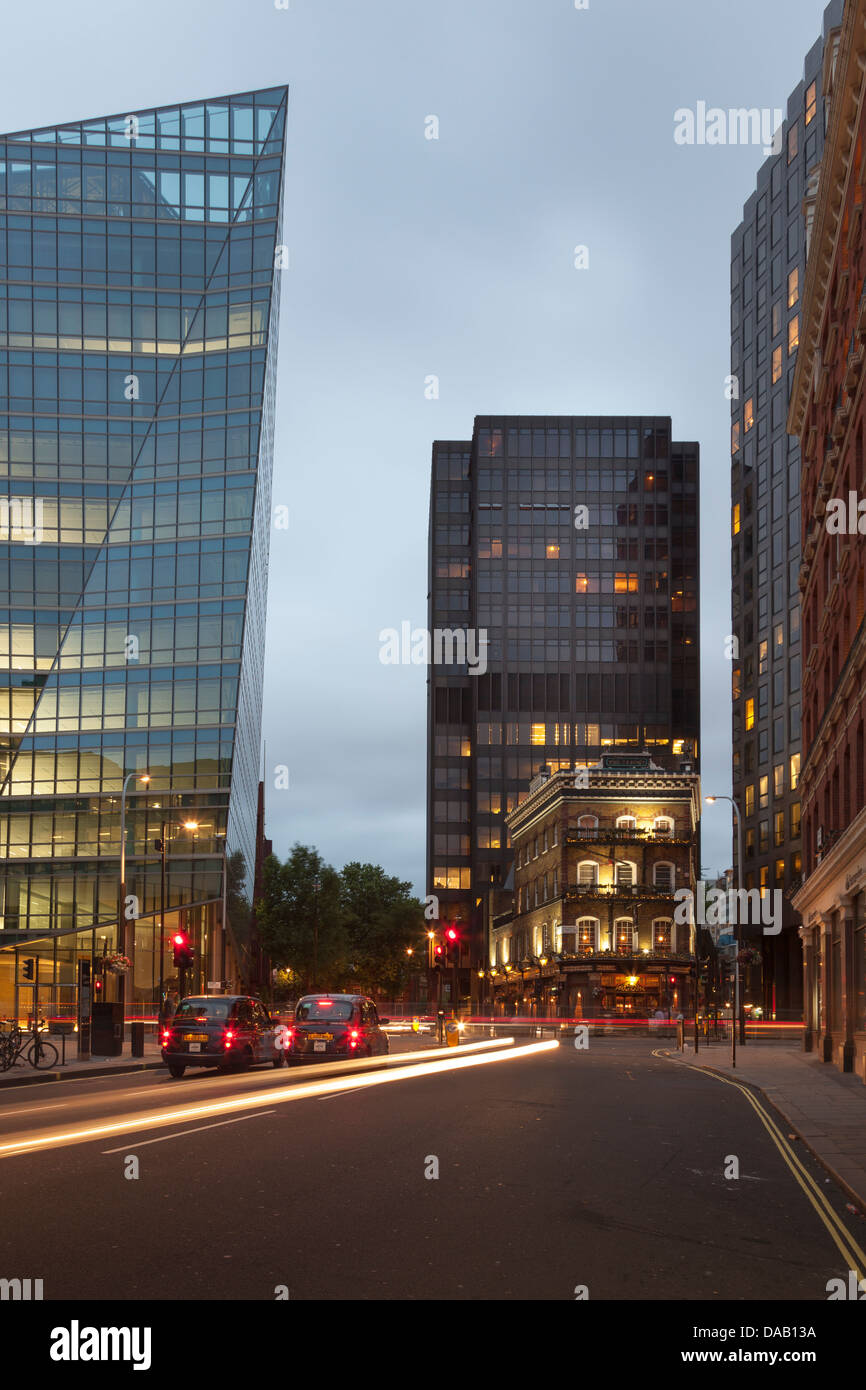 Traditionelles englisches Pub The Albert umgeben meine modernen Bürogebäuden, Victoria Street und Artillery Row, London, England Stockfoto